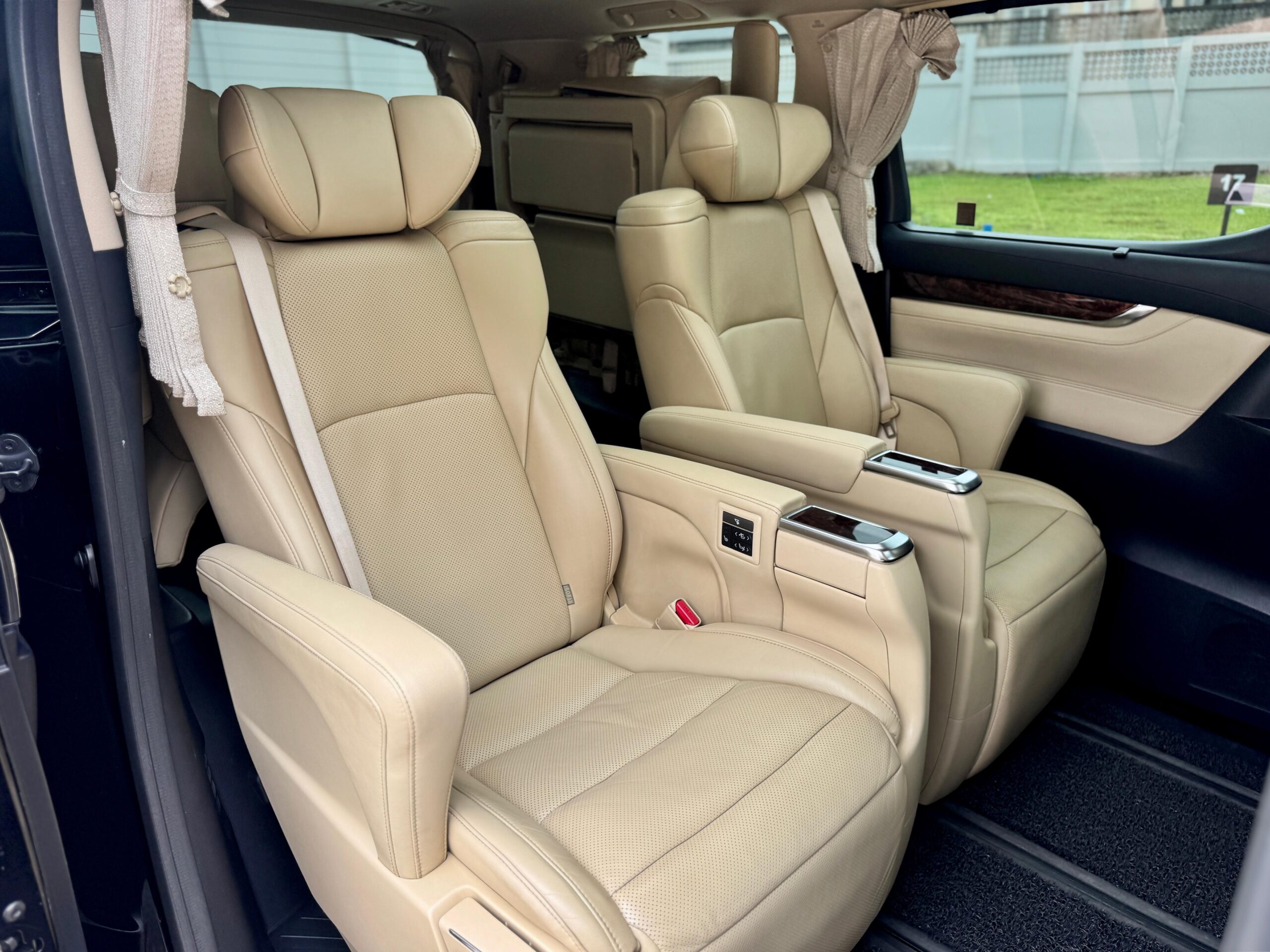 ALPHARD 2.5 G AT HITAM 2022 - Gambar 15