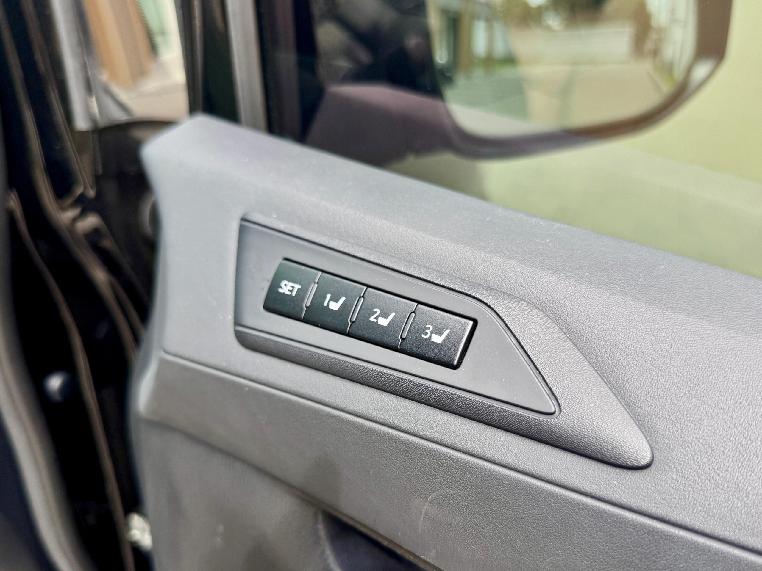 ALPHARD 2.5 G AT HITAM 2022 - Gambar 19