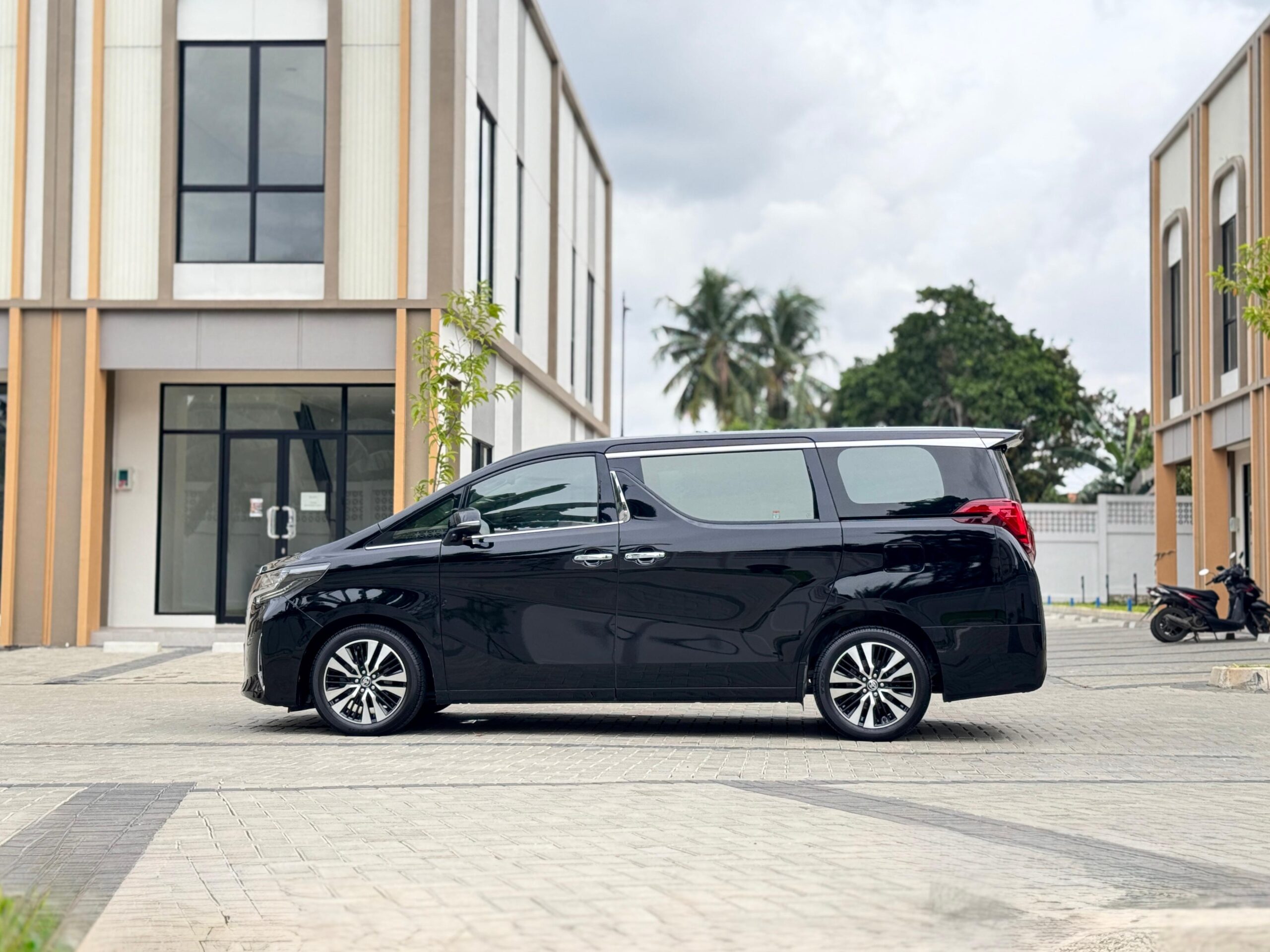 ALPHARD 2.5 G AT HITAM 2022 - Gambar 7