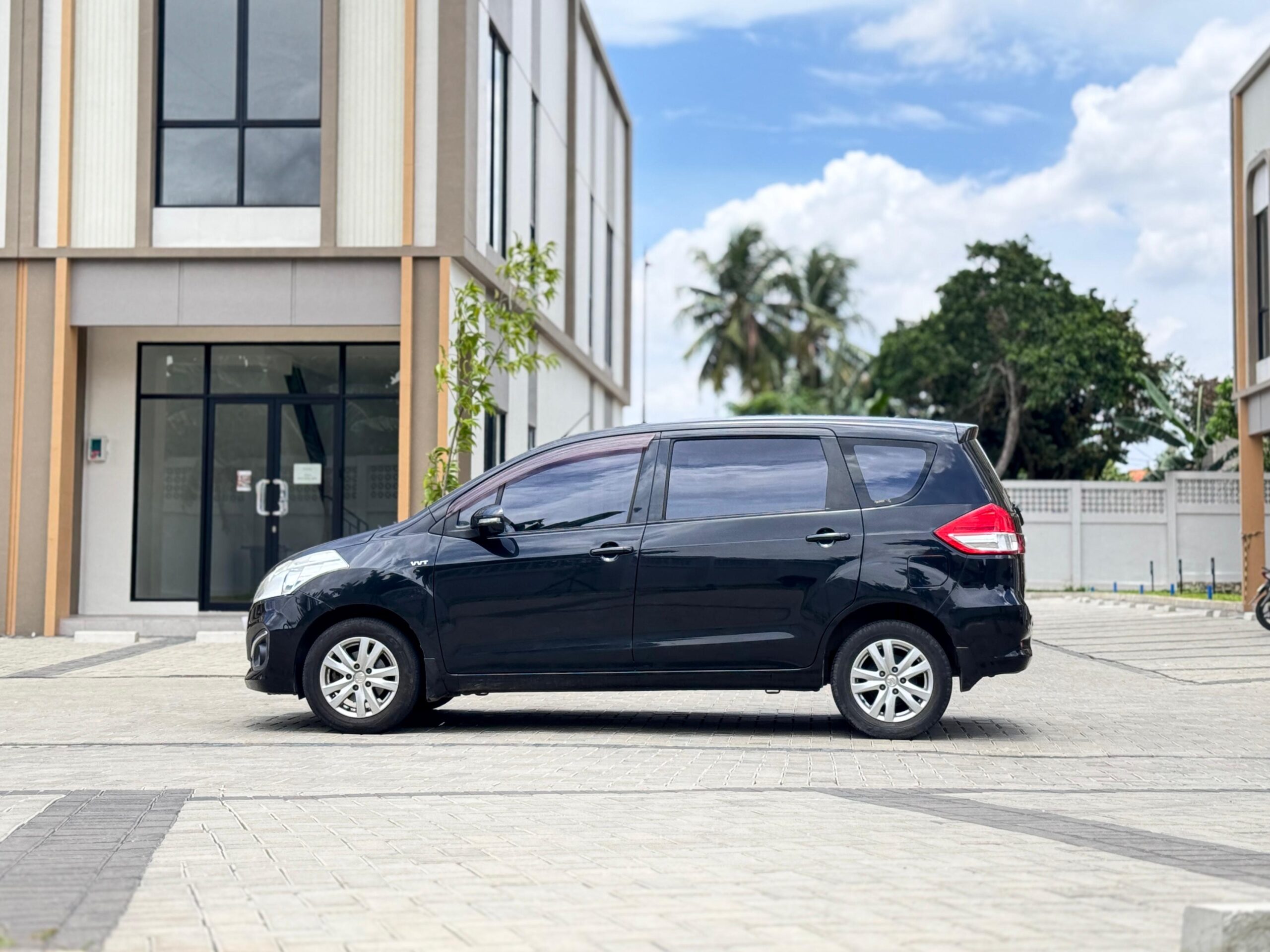ERTIGA GX AT HITAM 2017 - Gambar 7