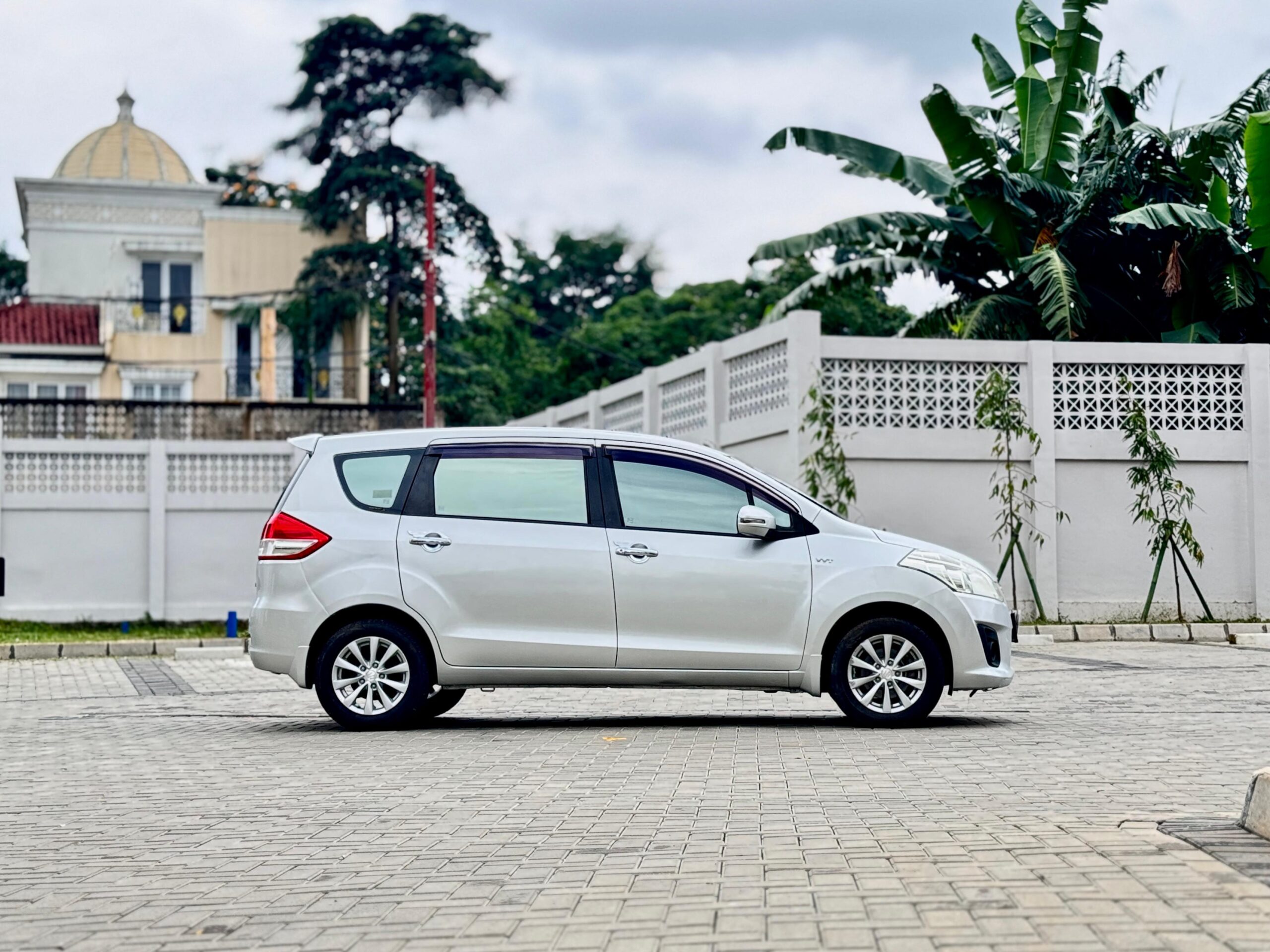 ERTIGA GX MT SILVER 2014 - Gambar 4