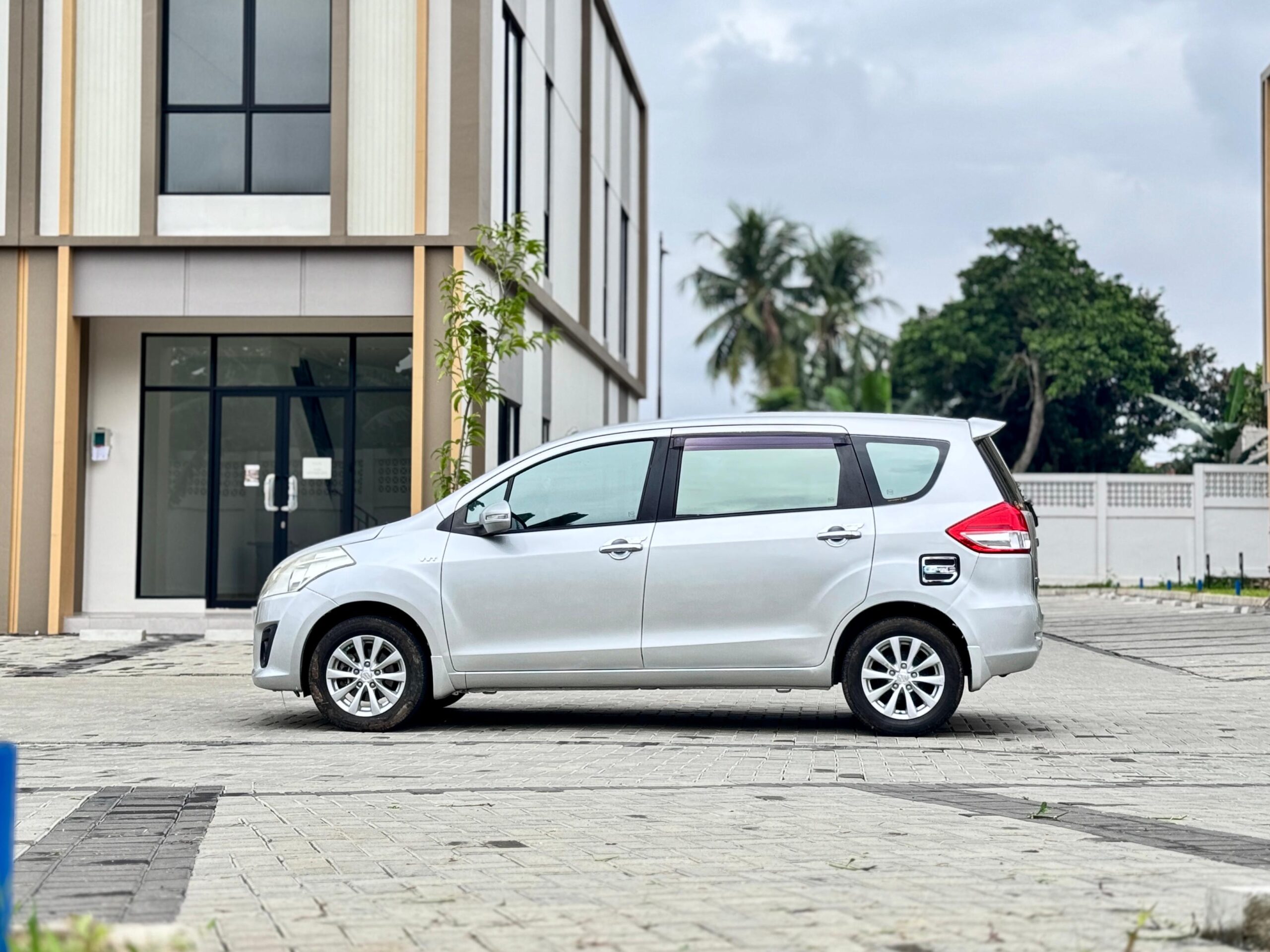 ERTIGA GX MT SILVER 2014 - Gambar 5