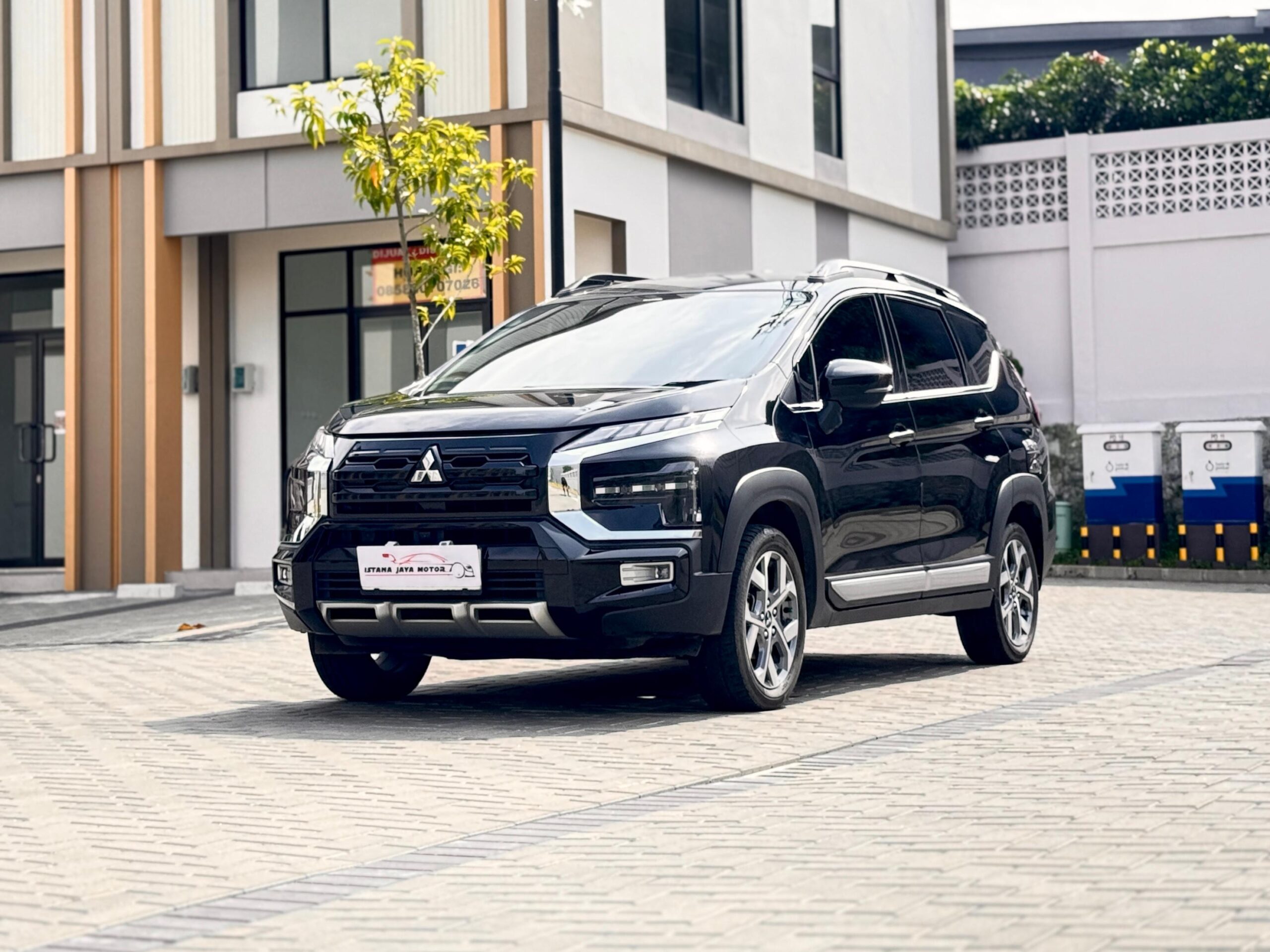 XPANDER CROSS PREMIUM AT HITAM 2023 - Gambar 4