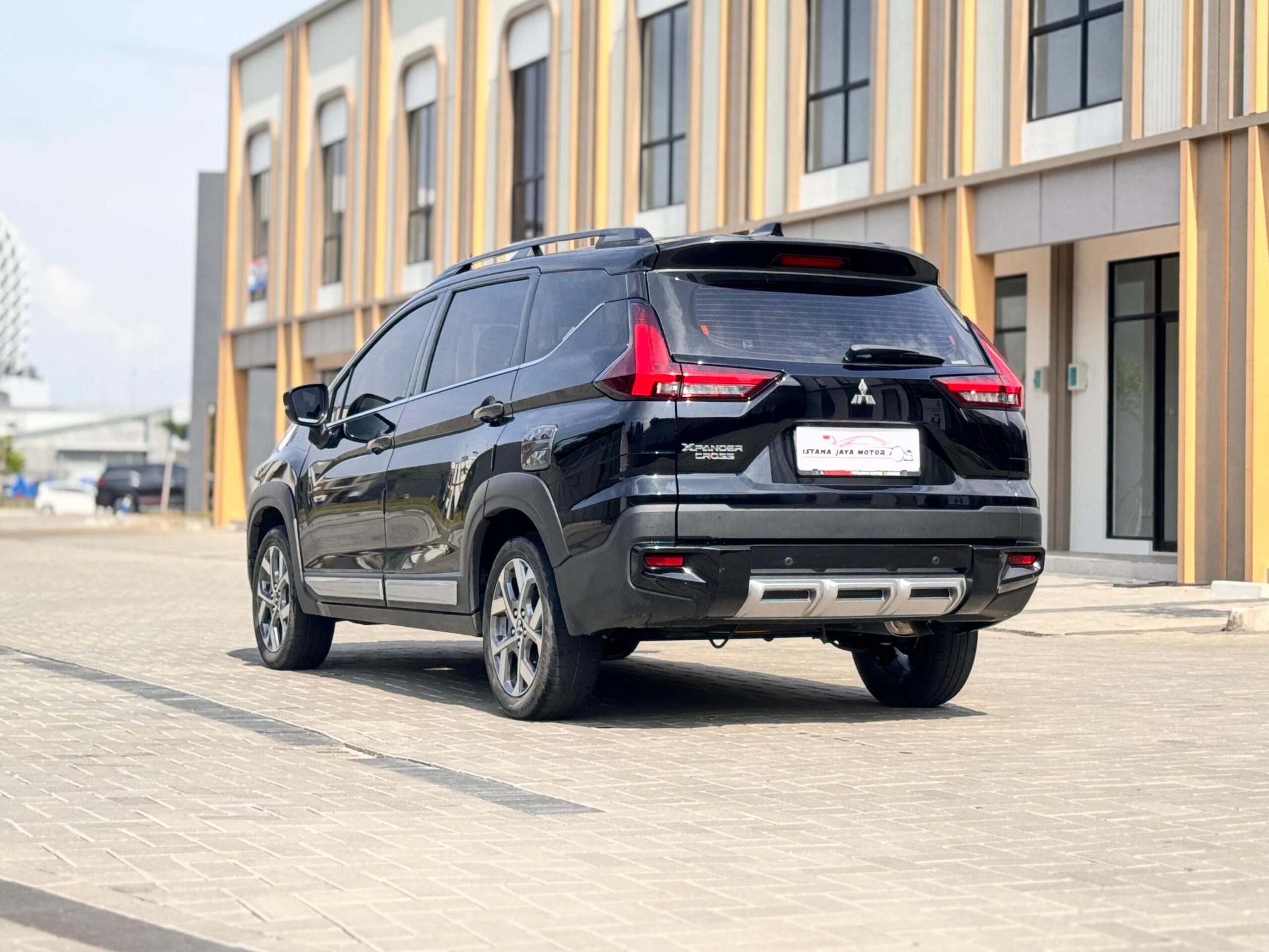 XPANDER CROSS PREMIUM AT HITAM 2023 - Gambar 8