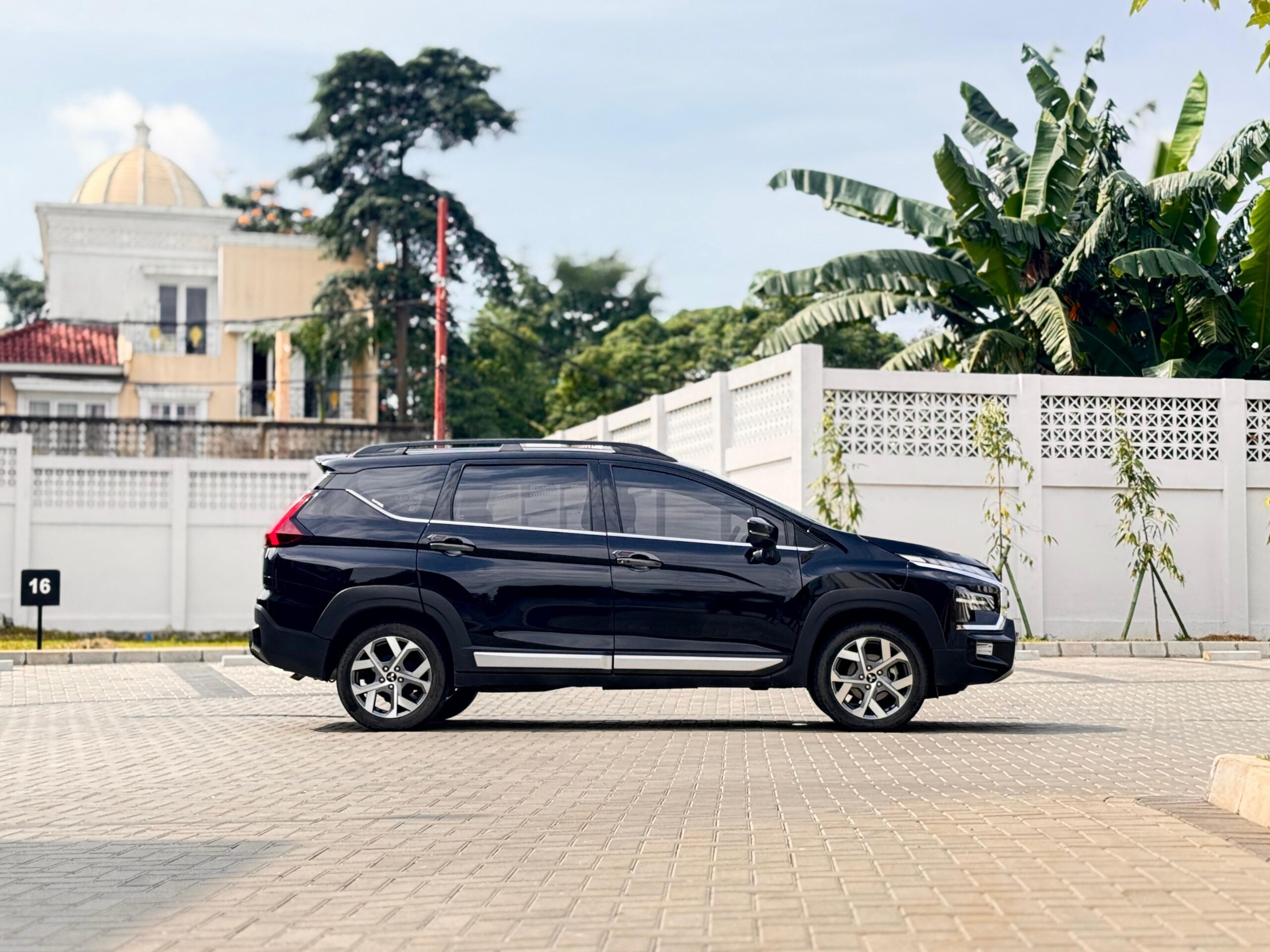 XPANDER CROSS PREMIUM AT HITAM 2023 - Gambar 5