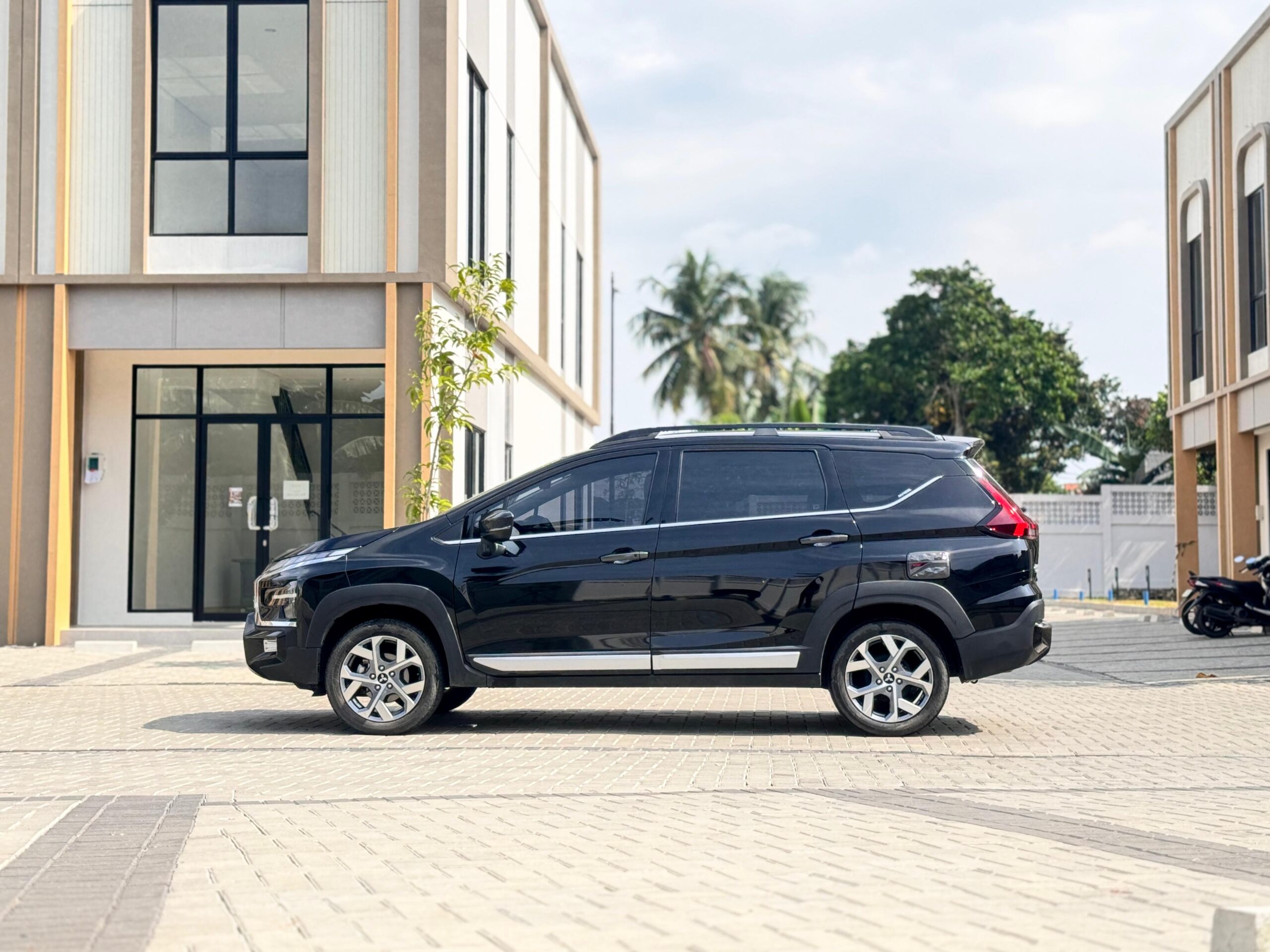 XPANDER CROSS PREMIUM AT HITAM 2023 - Gambar 6