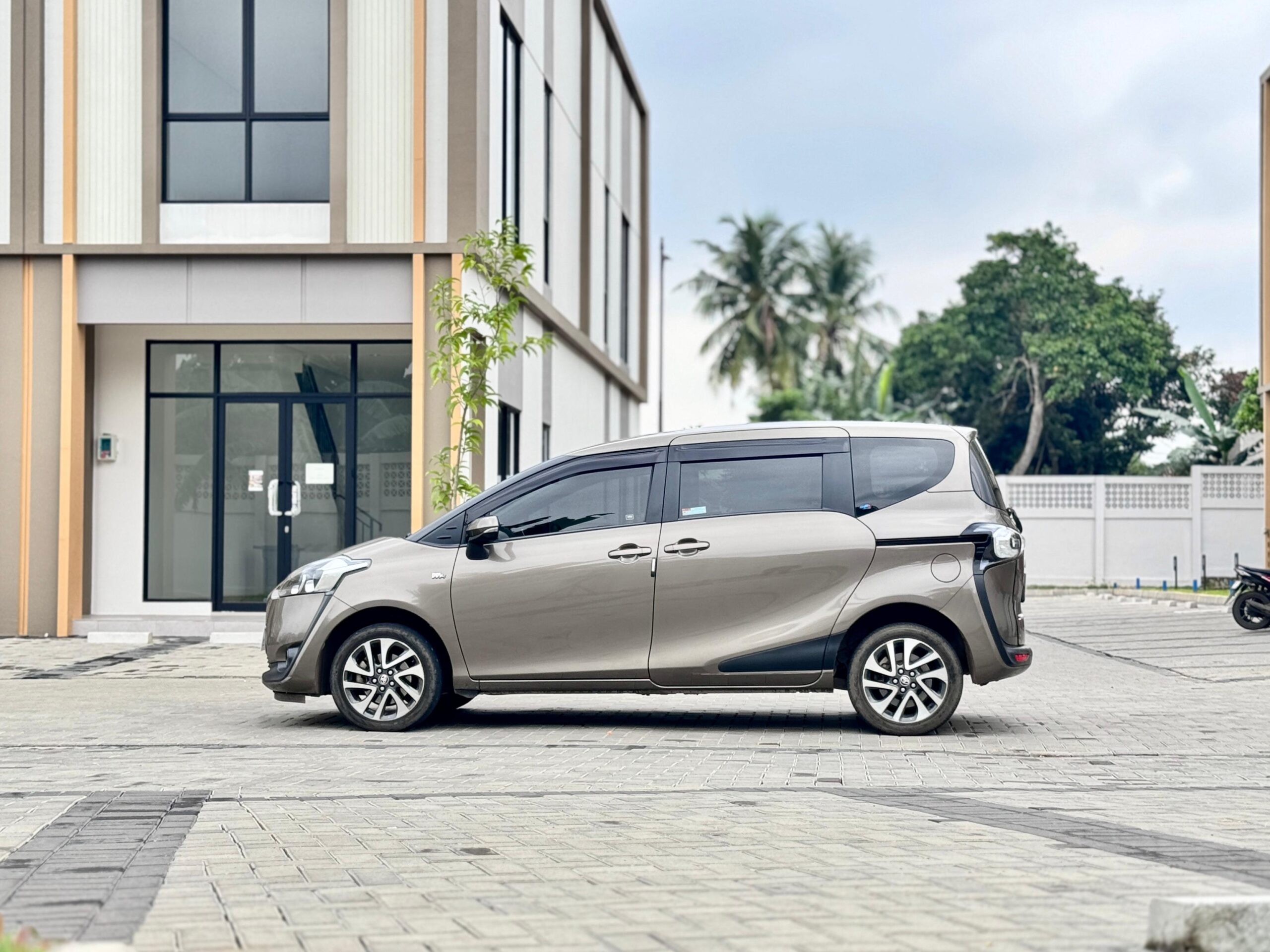 SIENTA V AT COKLAT 2017 - Gambar 4