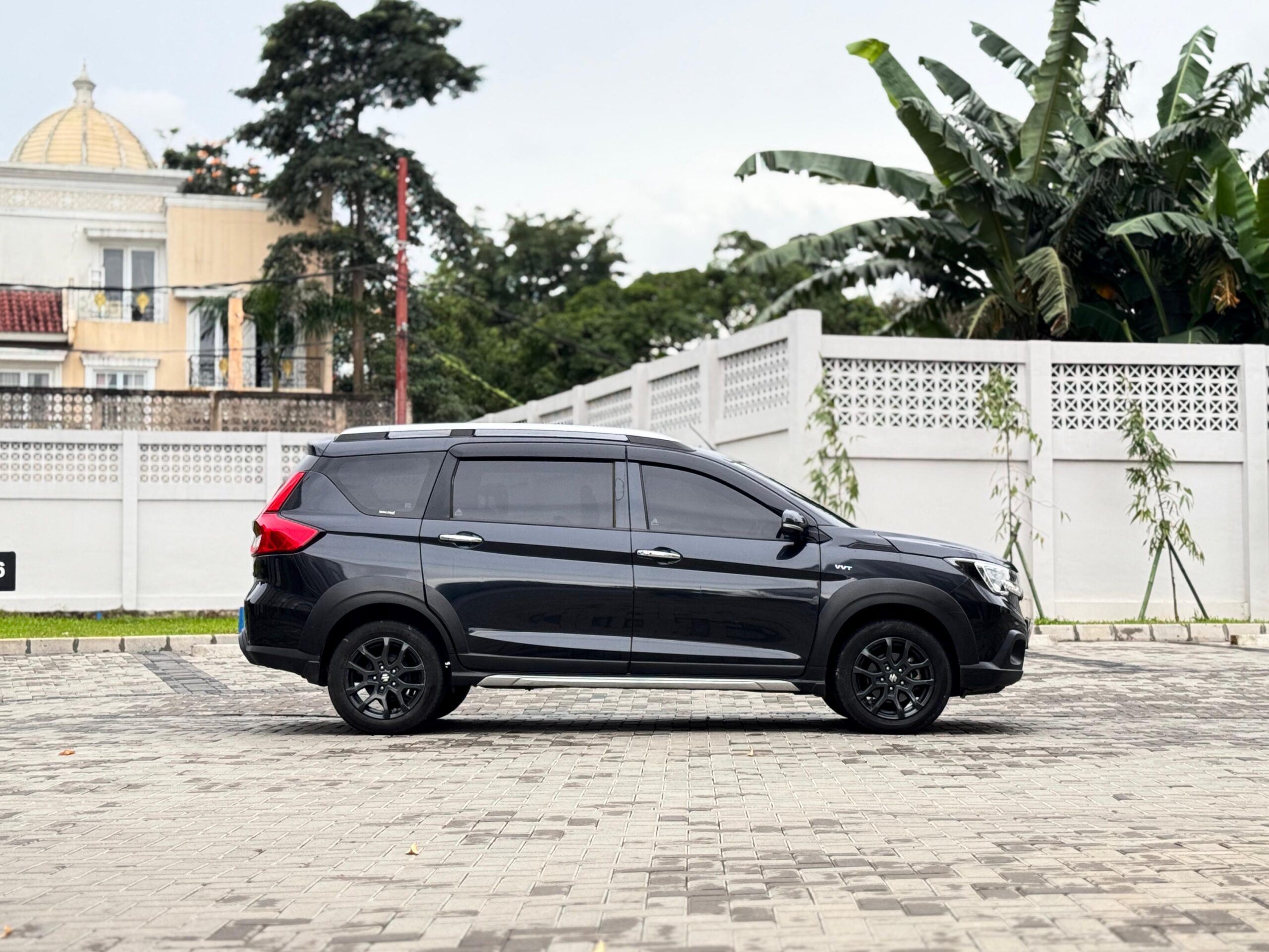 XL7 HYBRID BETA AT HITAM 2023 - Gambar 5