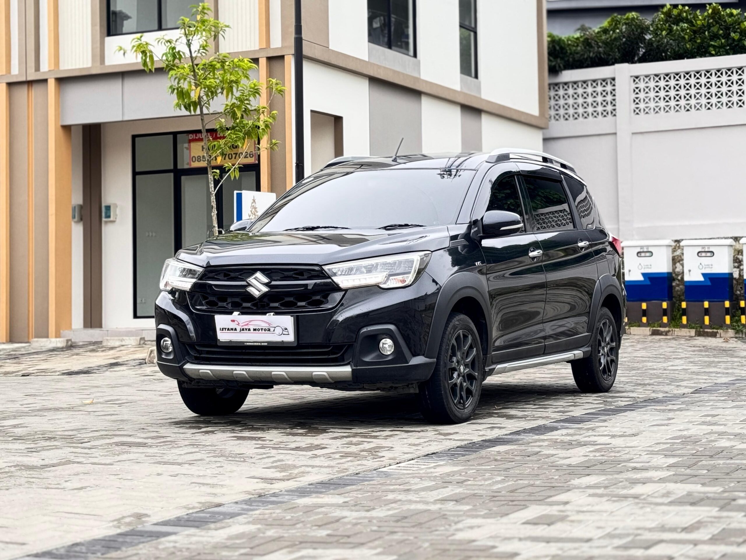 XL7 HYBRID BETA AT HITAM 2023 - Gambar 3