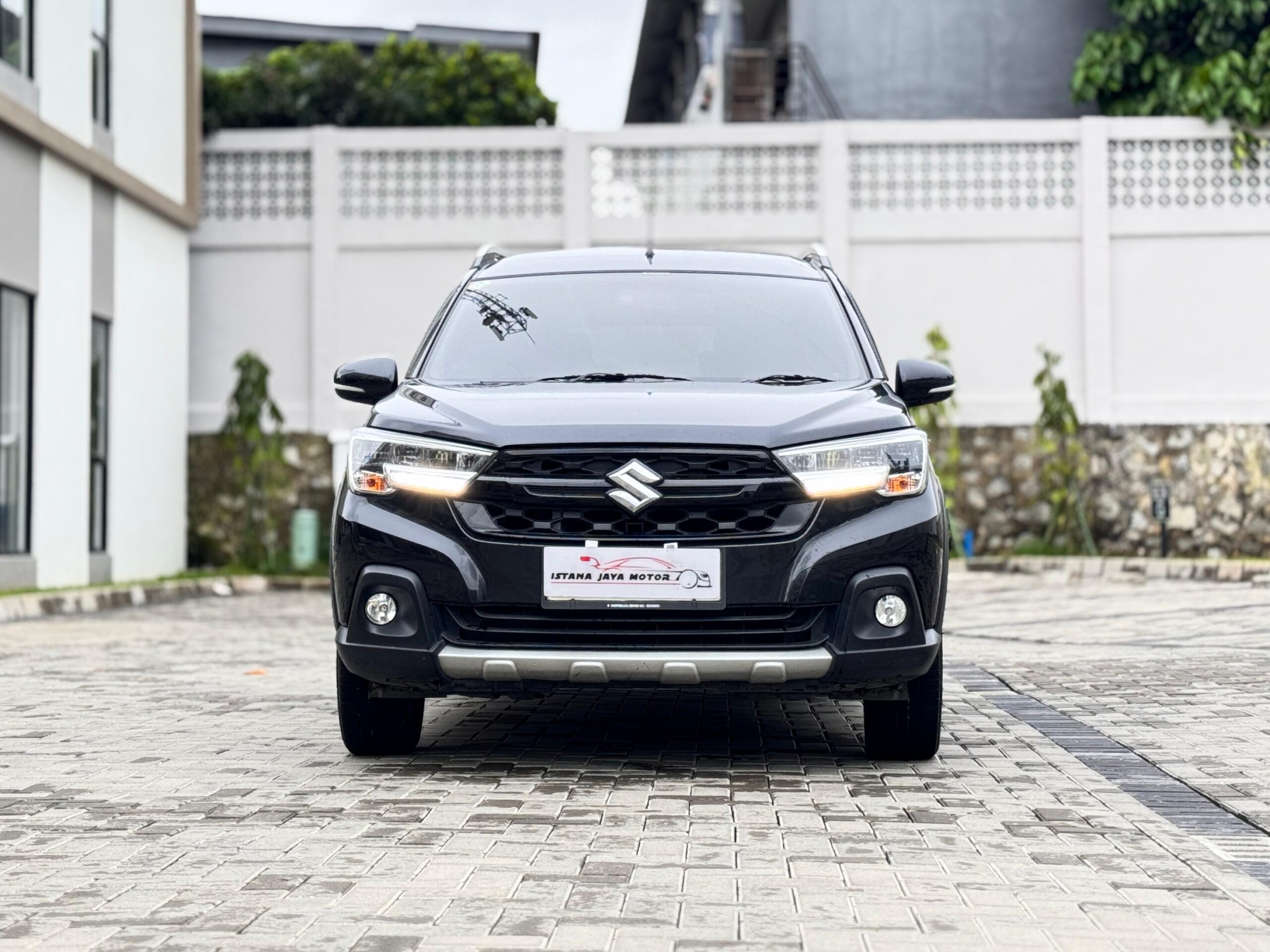 XL7 HYBRID BETA AT HITAM 2023