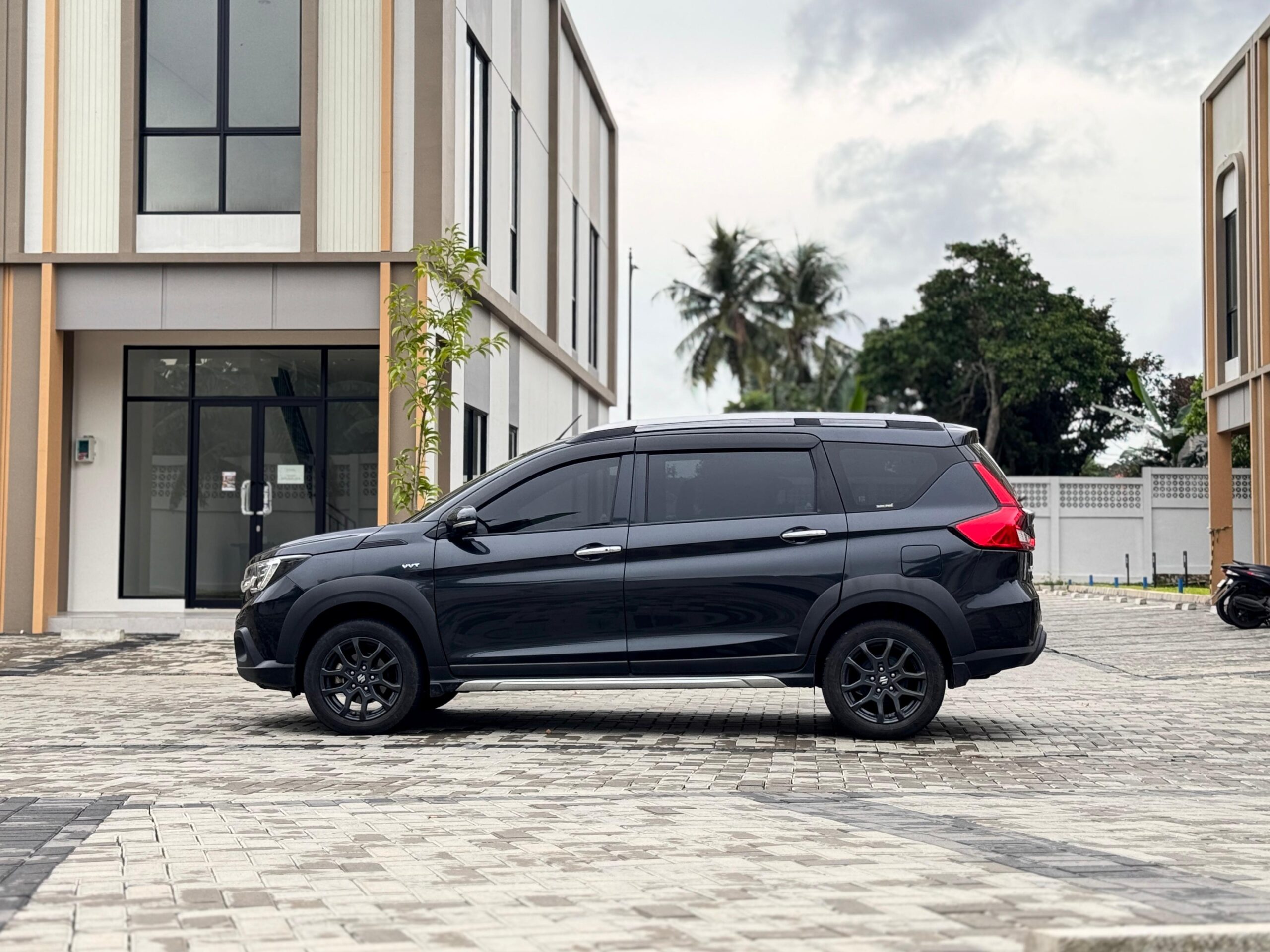 XL7 HYBRID BETA AT HITAM 2023 - Gambar 4