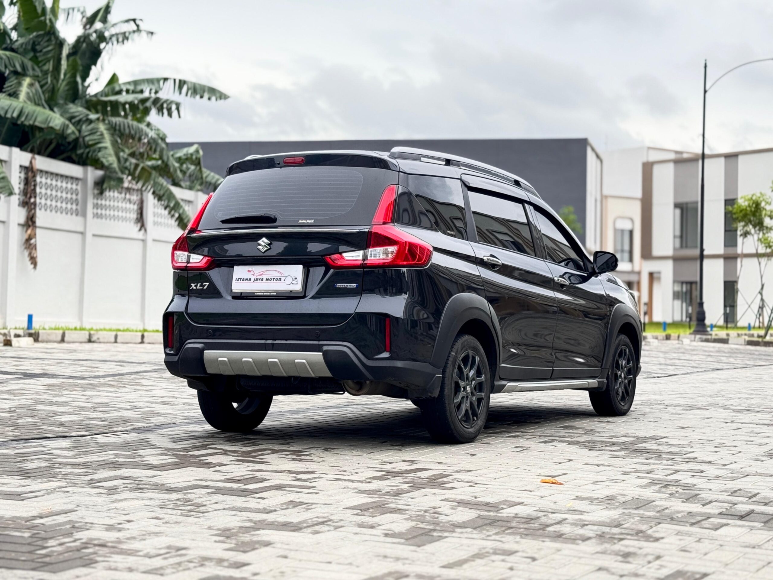 XL7 HYBRID BETA AT HITAM 2023 - Gambar 6