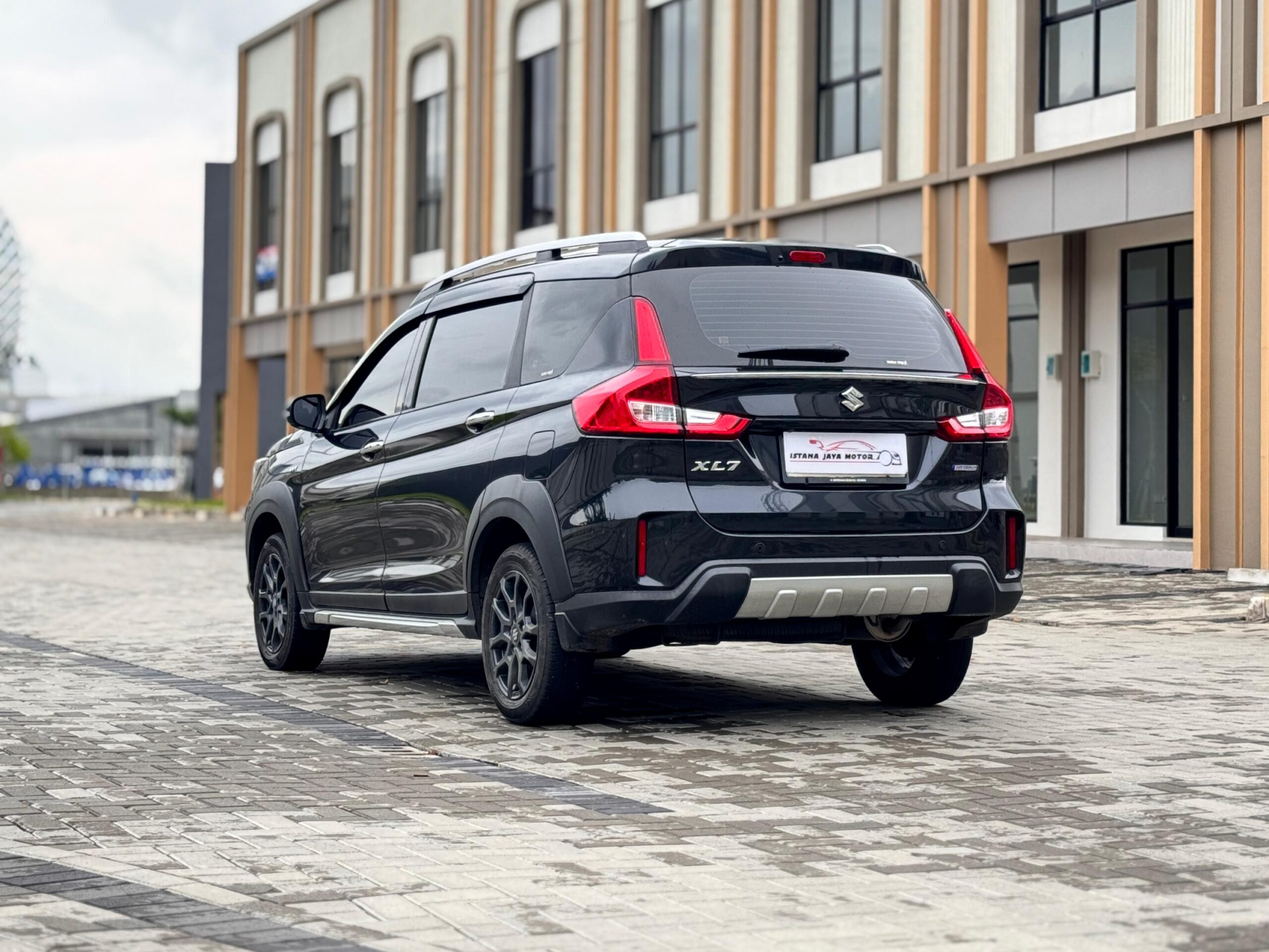 XL7 HYBRID BETA AT HITAM 2023 - Gambar 7