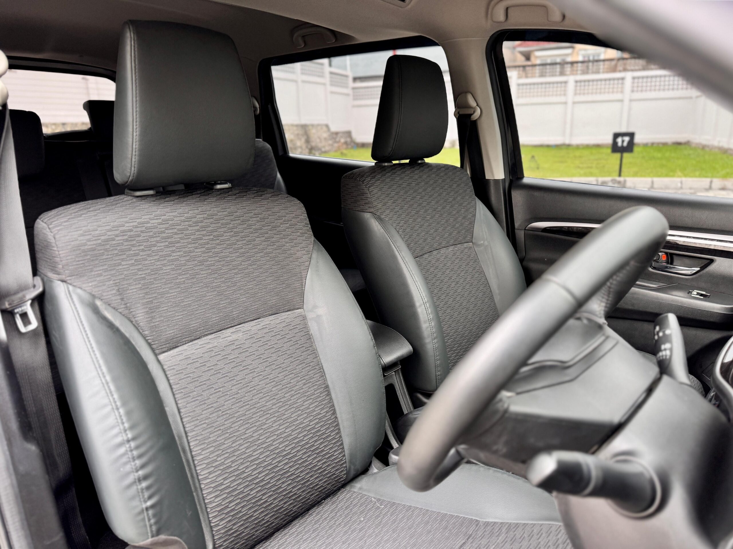 XL7 HYBRID BETA AT HITAM 2023 - Gambar 12