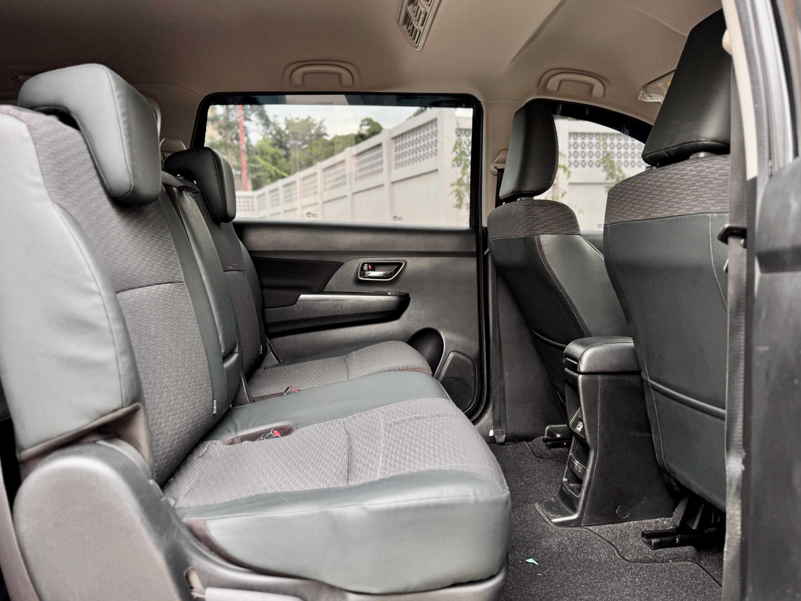 XL7 HYBRID BETA AT HITAM 2023 - Gambar 14