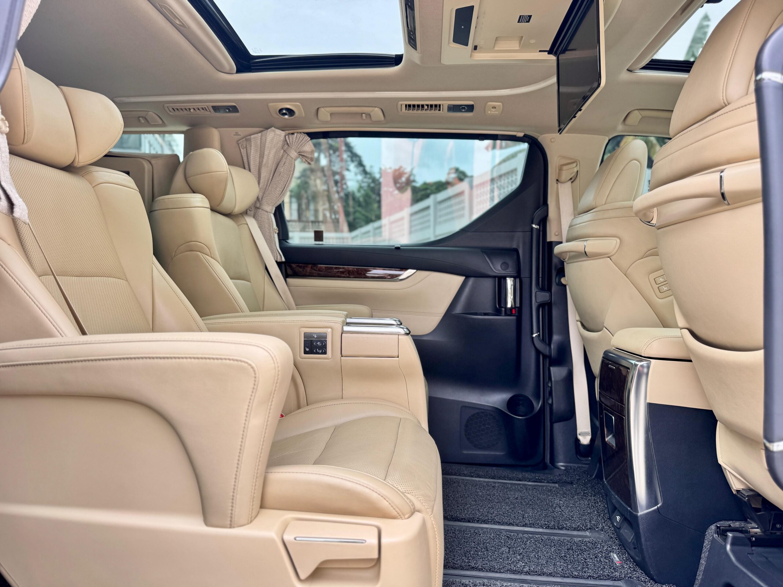 ALPHARD 2.5 G AT HITAM 2022 - Gambar 14