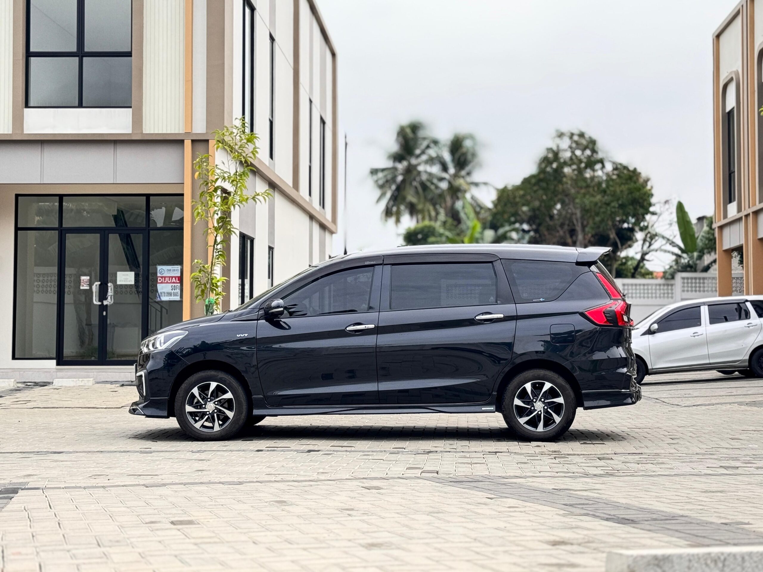 ERTIGA GT SPORT AT HITAM 2021 - Gambar 5