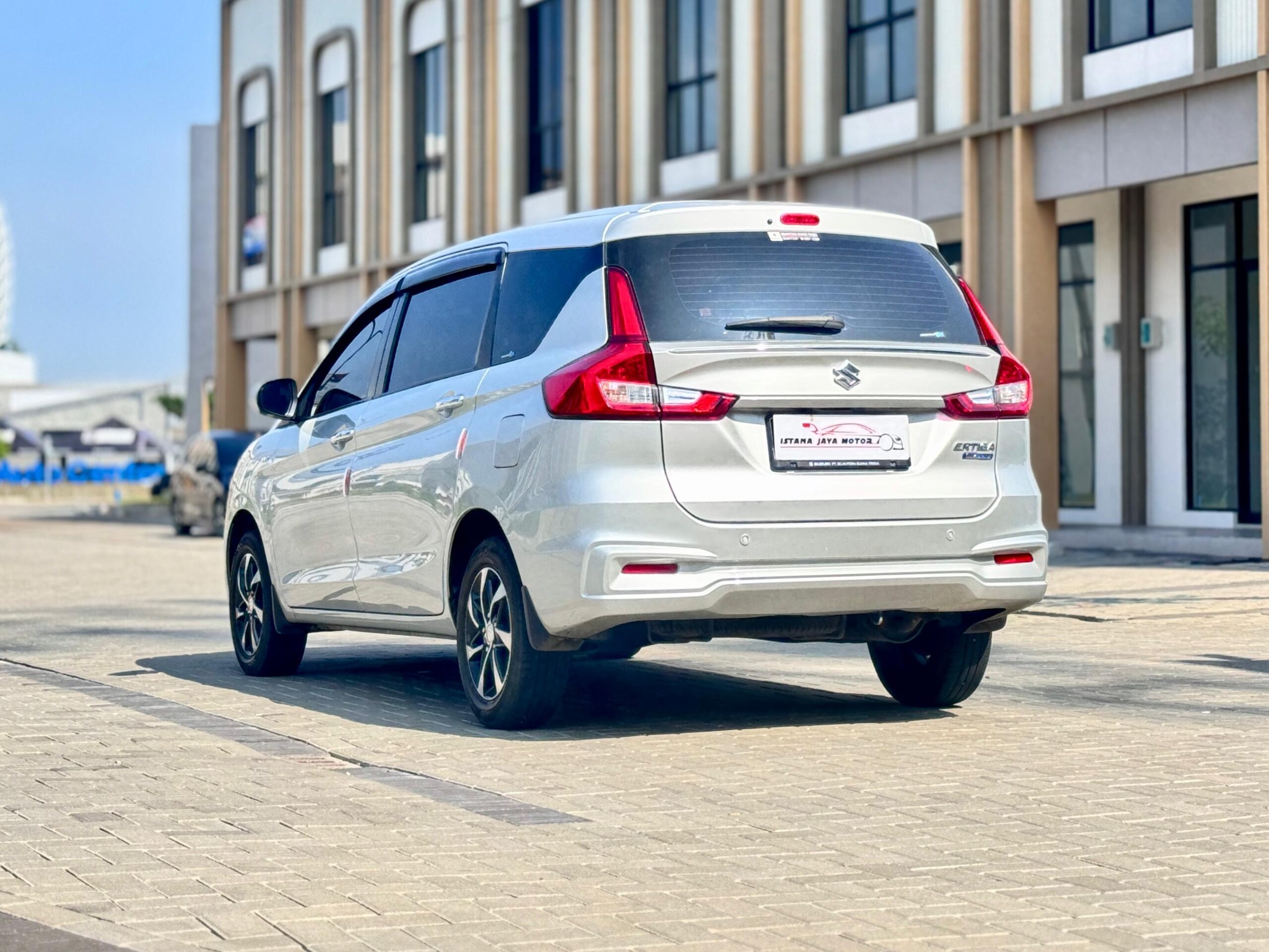 ERTIGA GX HYBRID AT SILVER 2022 - Gambar 4