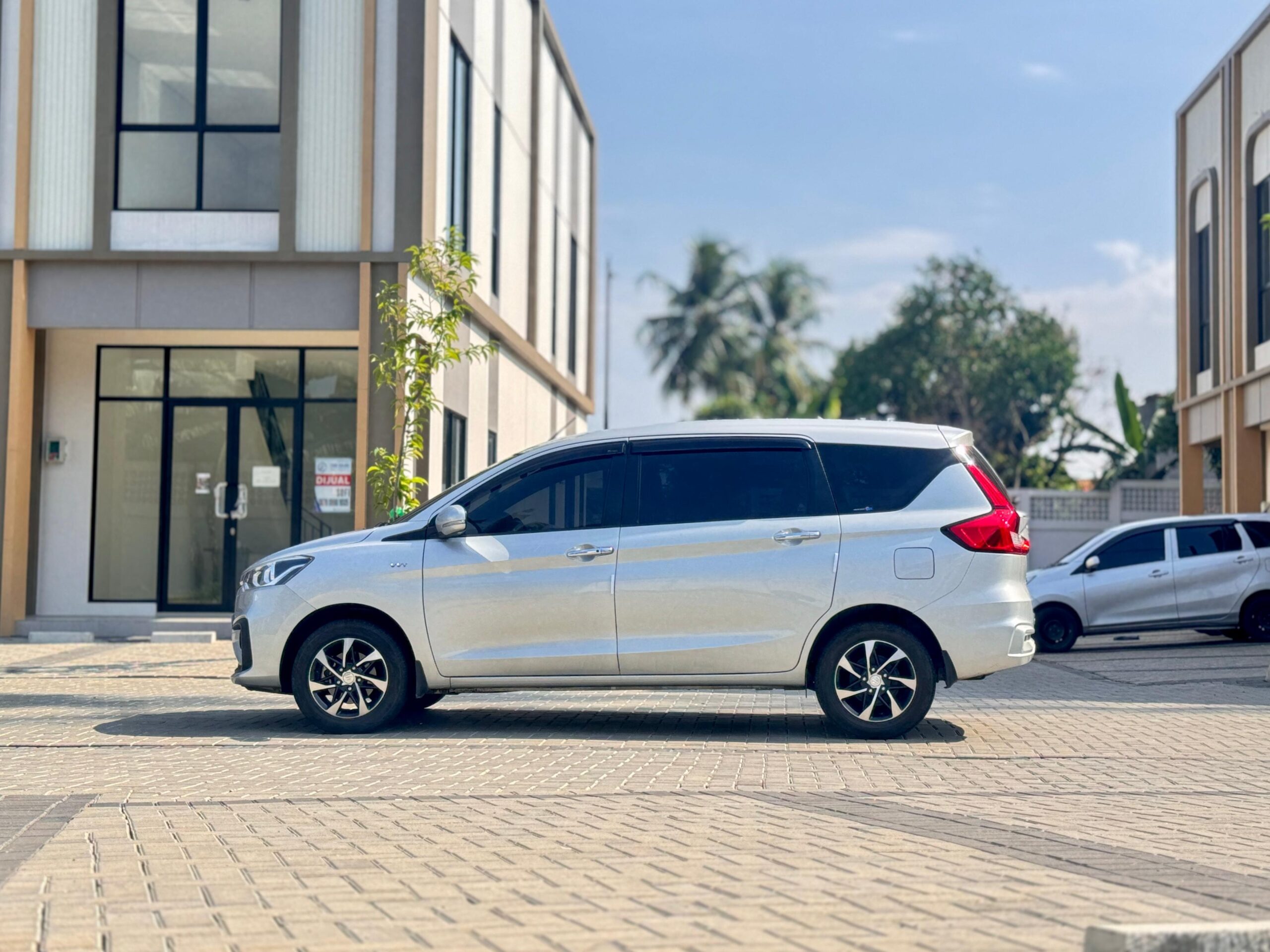ERTIGA GX HYBRID AT SILVER 2022 - Gambar 7