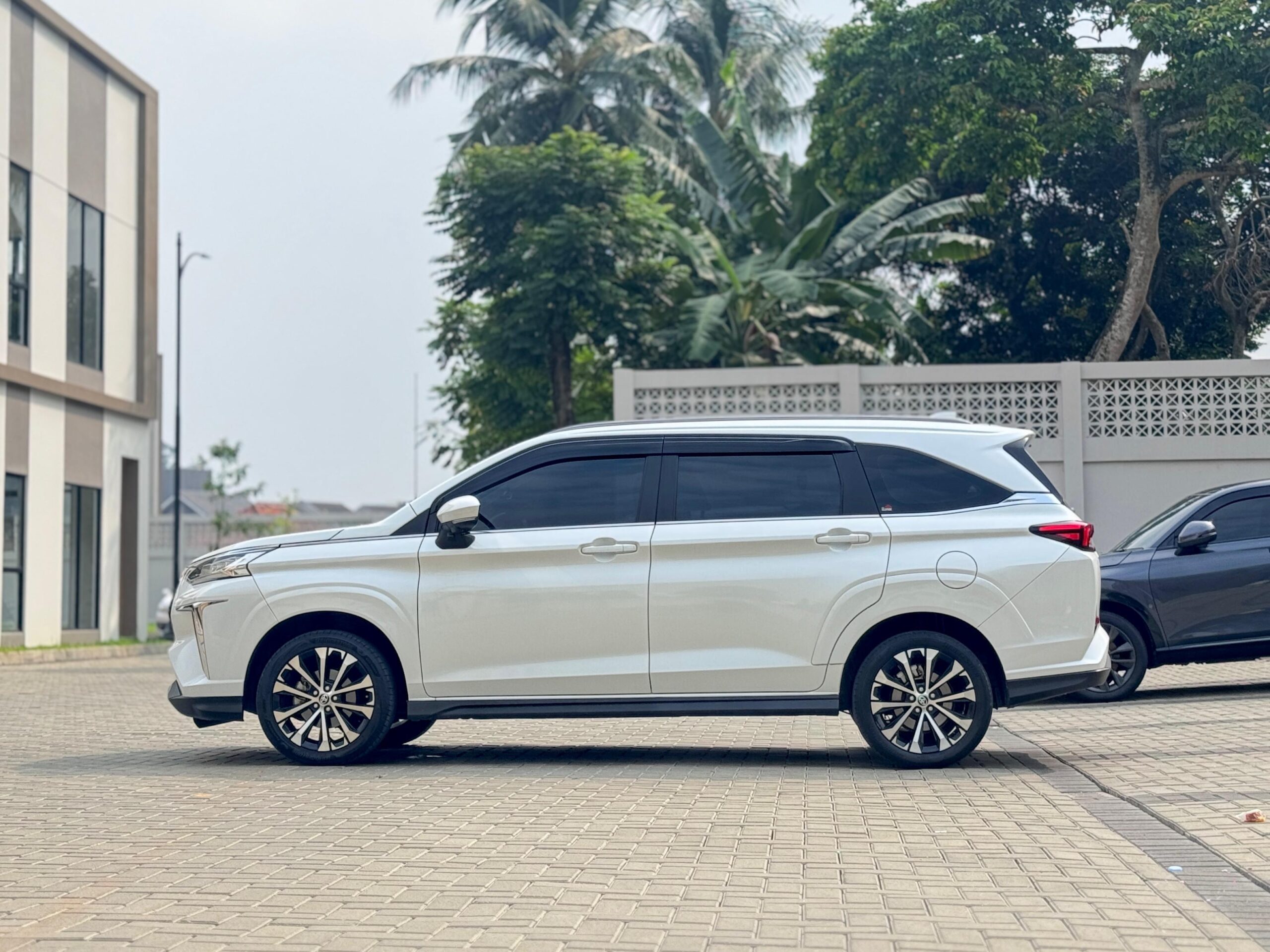 VELOZ Q TSS CVT PUTIH 2022 - Gambar 7