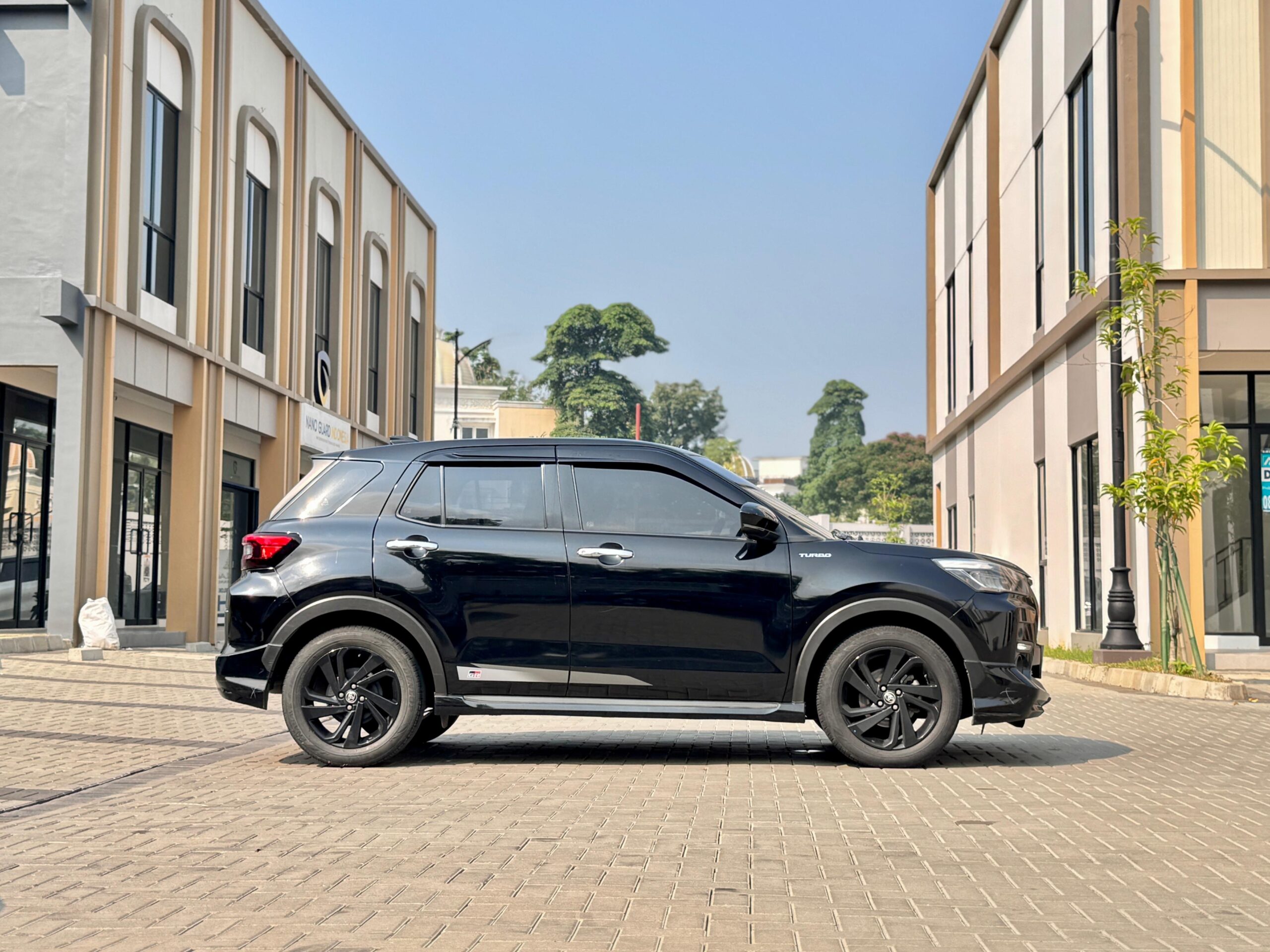 RAIZE 1.0T GR SPORT AT HITAM 2022 - Gambar 8