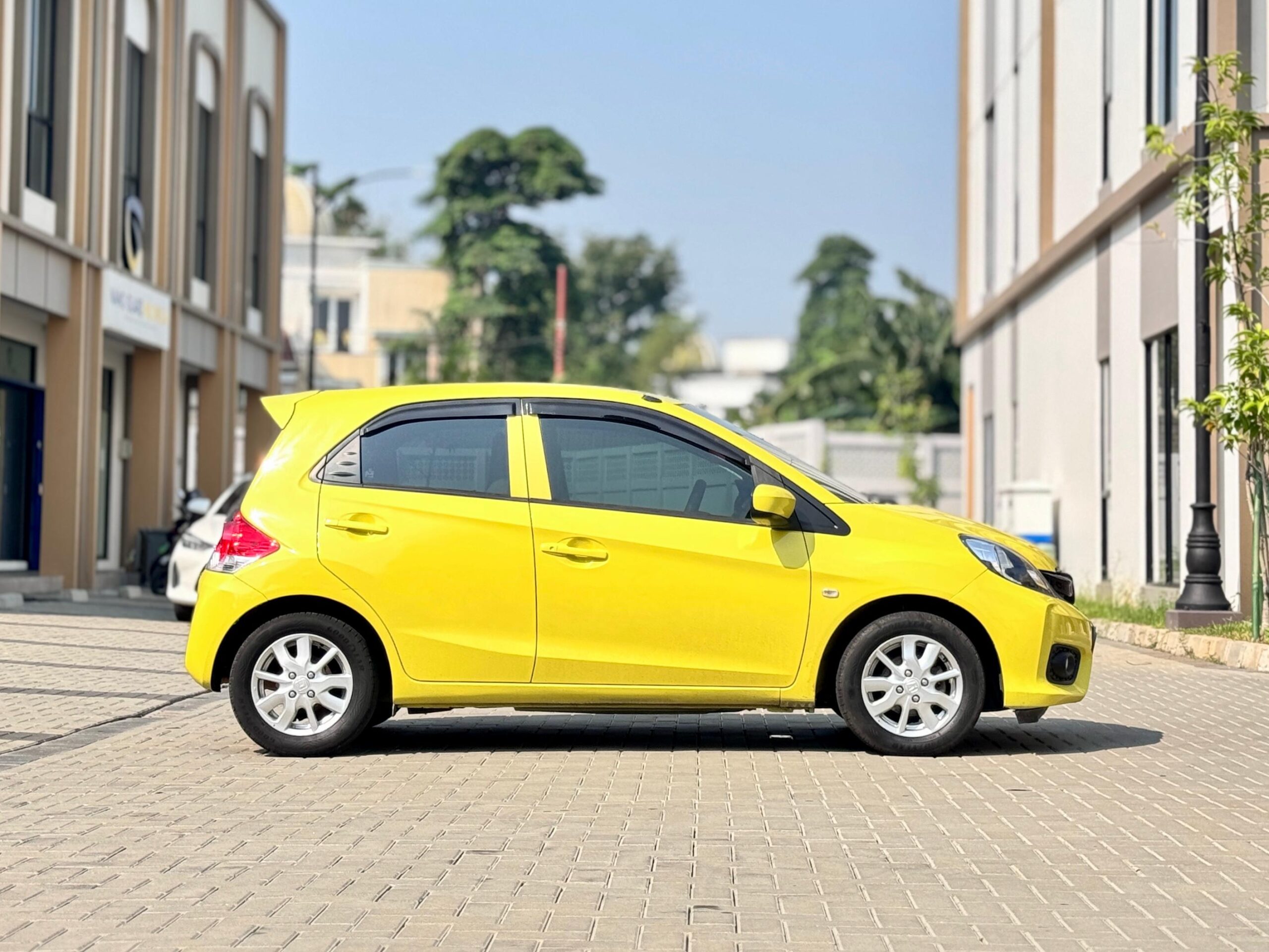 BRIO 1.2 E AT KUNING 2018 - Gambar 8