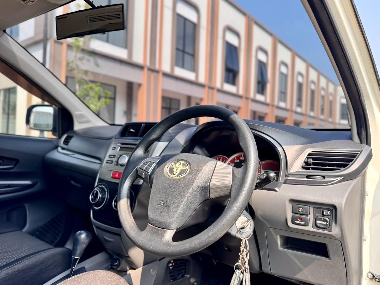 AVANZA VELOZ LUXURY 1.5 AT PUTIH 2015 - Gambar 13