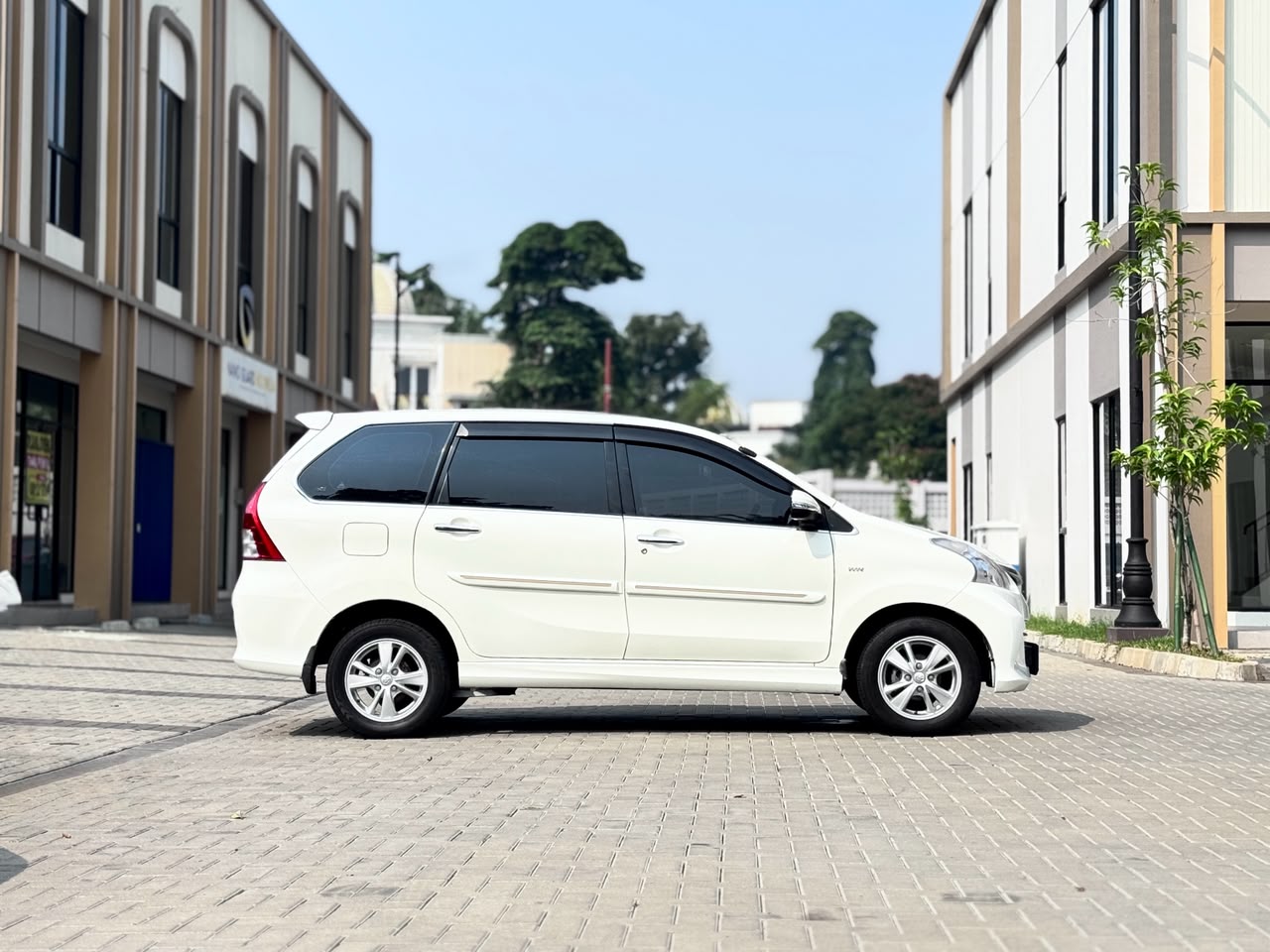 AVANZA VELOZ LUXURY 1.5 AT PUTIH 2015 - Gambar 8