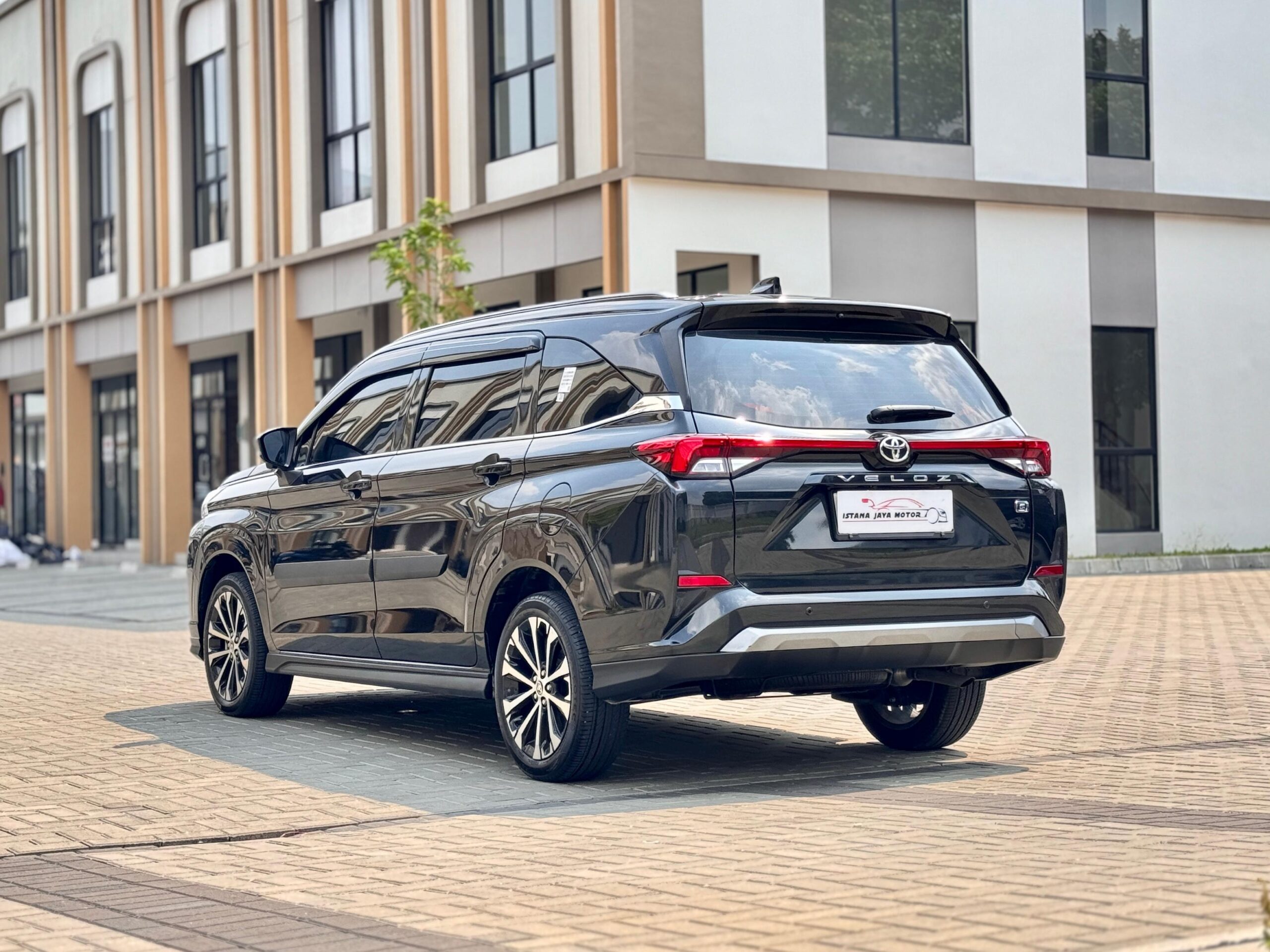 VELOZ Q CVT HITAM 2024 - Gambar 5