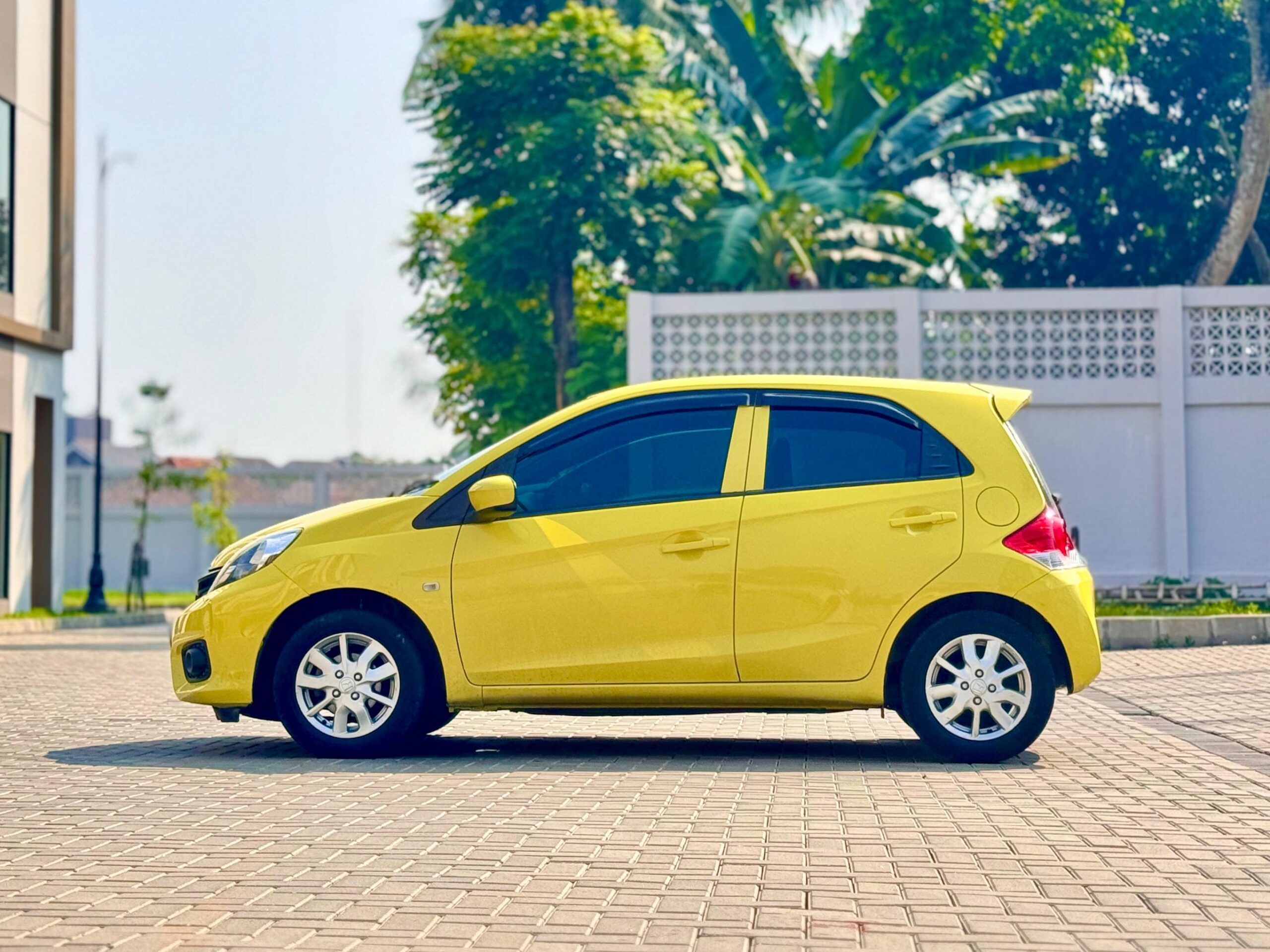 BRIO 1.2 E AT KUNING 2018 - Gambar 7