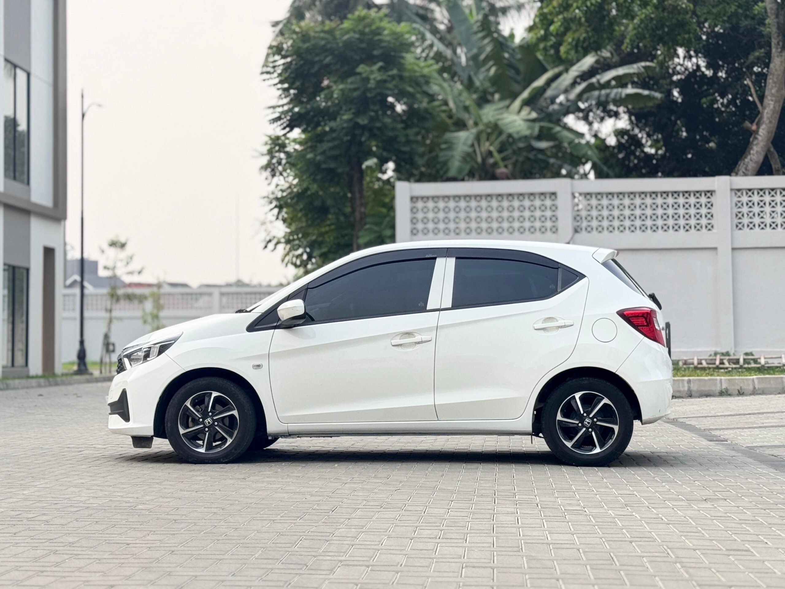 BRIO 1.2 E PUTIH 2023 - Gambar 7