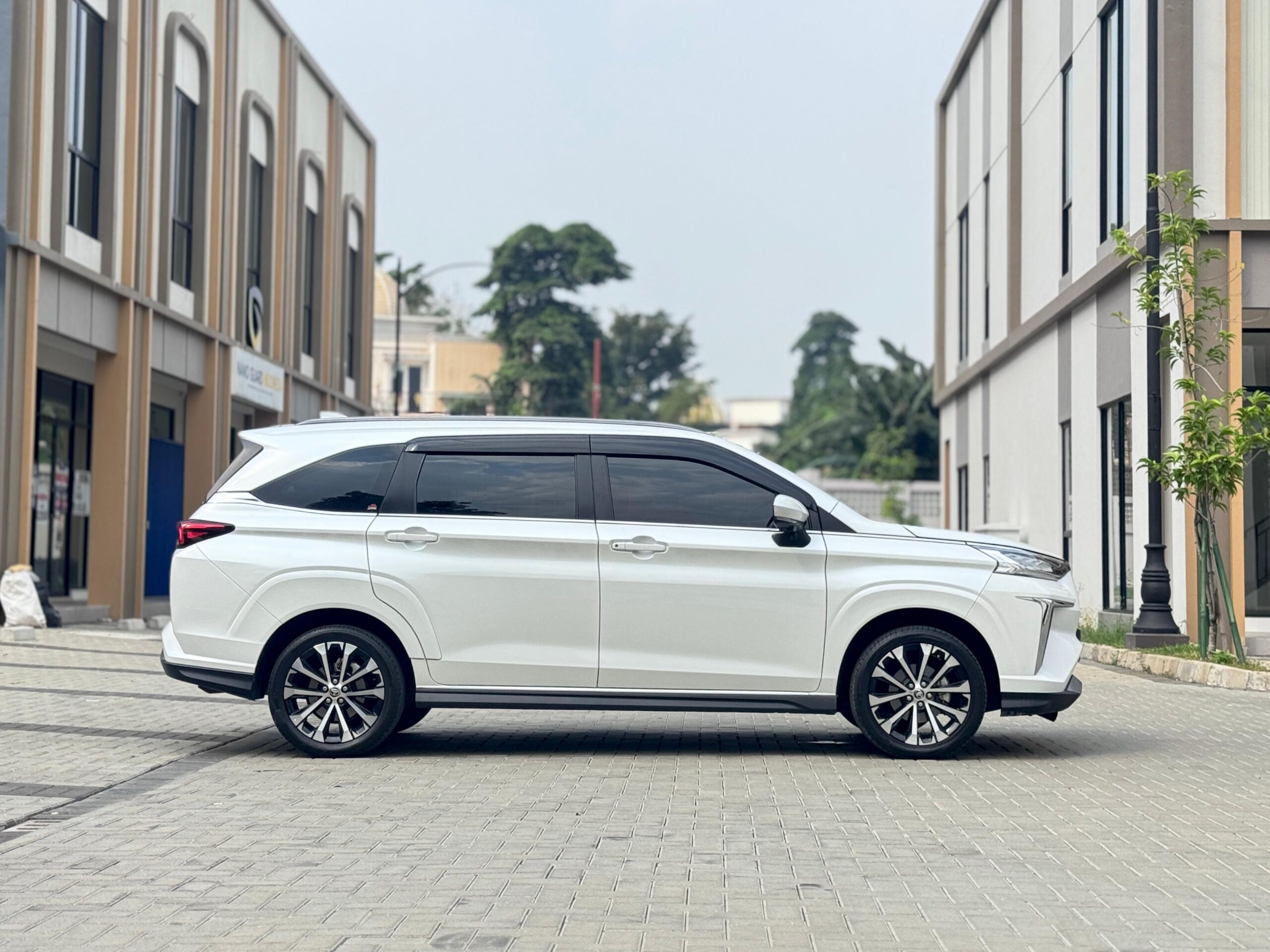 VELOZ Q TSS CVT PUTIH 2022 - Gambar 8