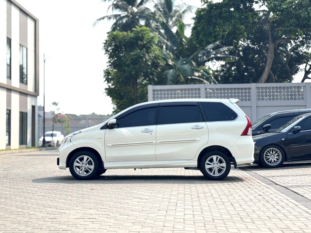 AVANZA VELOZ LUXURY 1.5 AT PUTIH 2015 - Gambar 7