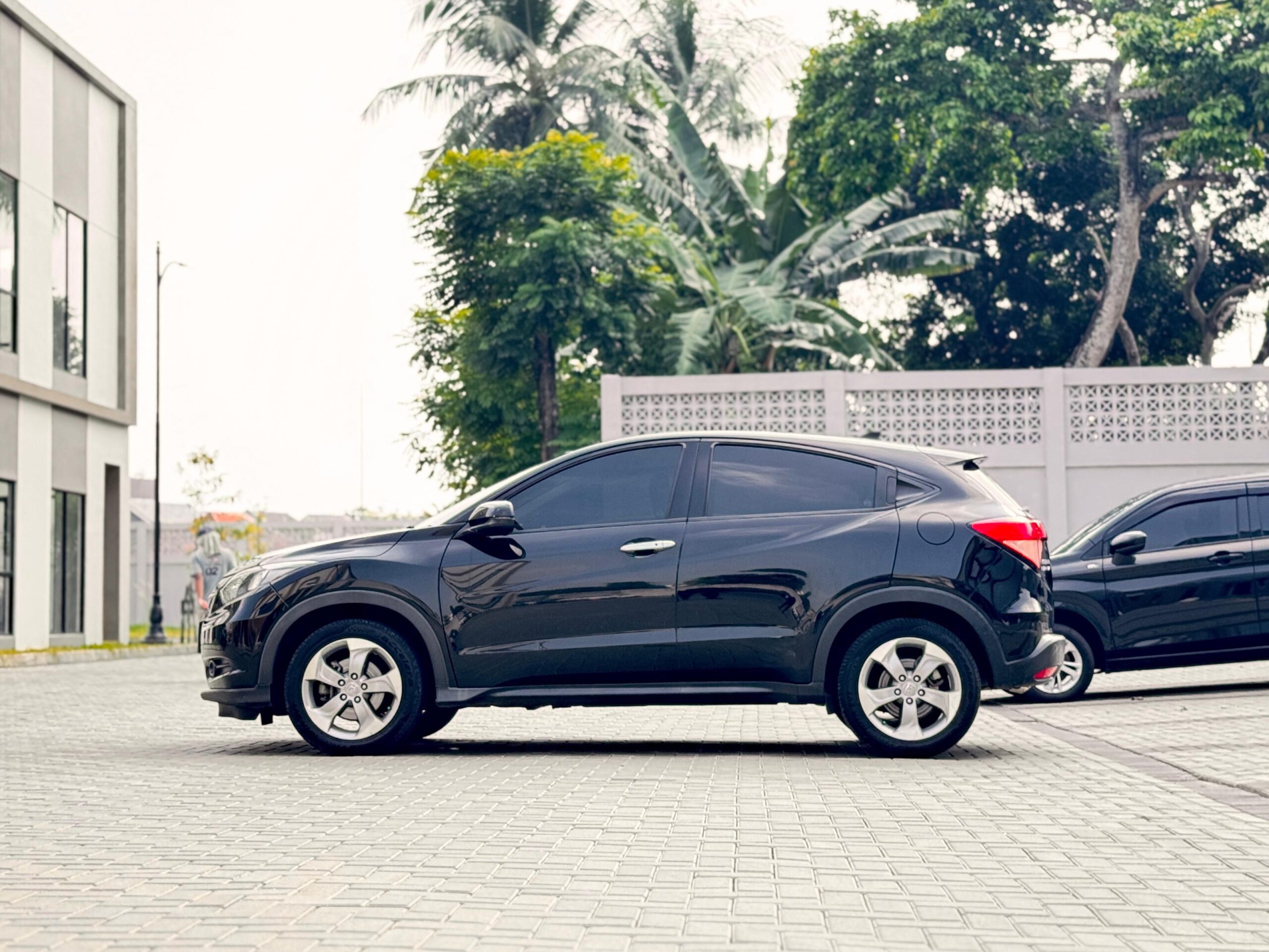 HRV E AT HITAM 2017 - Gambar 7
