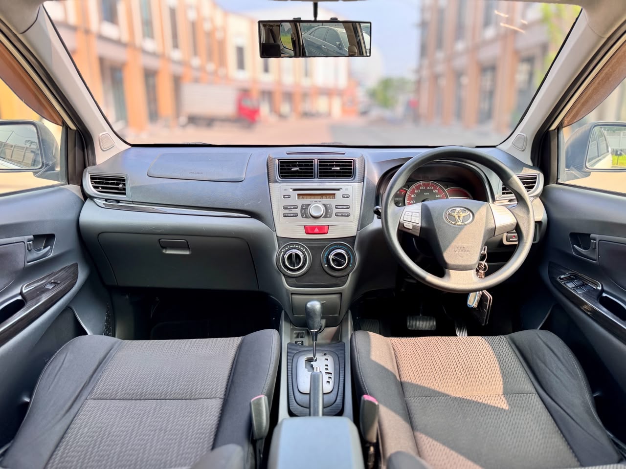 AVANZA VELOZ LUXURY 1.5 AT PUTIH 2015 - Gambar 14