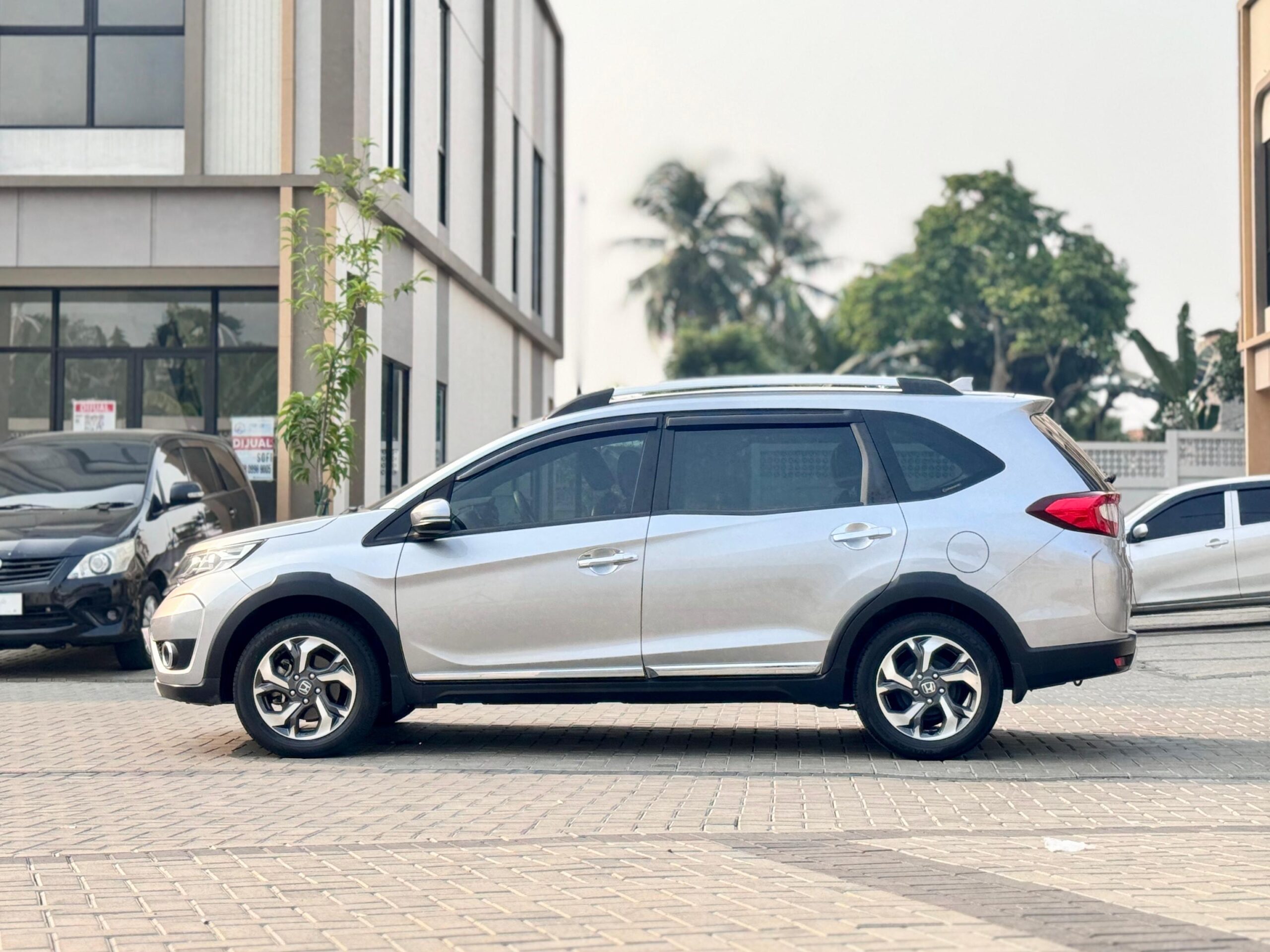 BRV 1.5 E CVT SILVER 2017 - Gambar 7