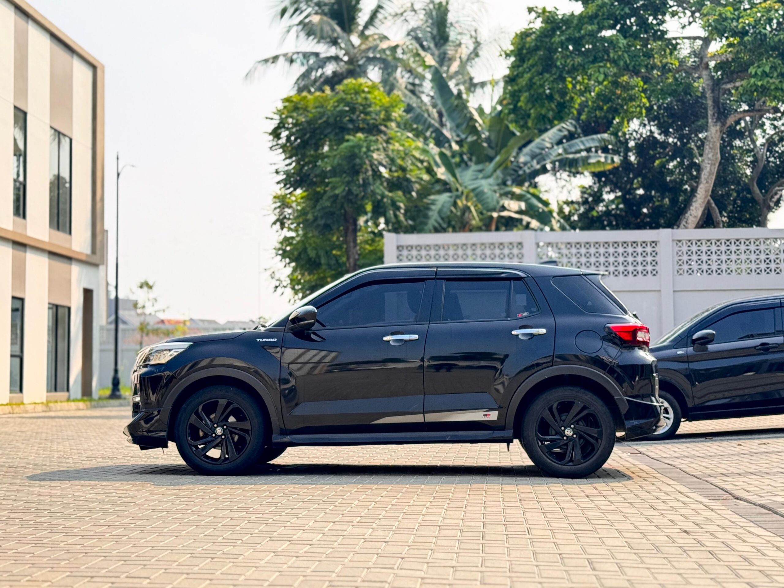 RAIZE 1.0T GR SPORT AT HITAM 2022 - Gambar 7