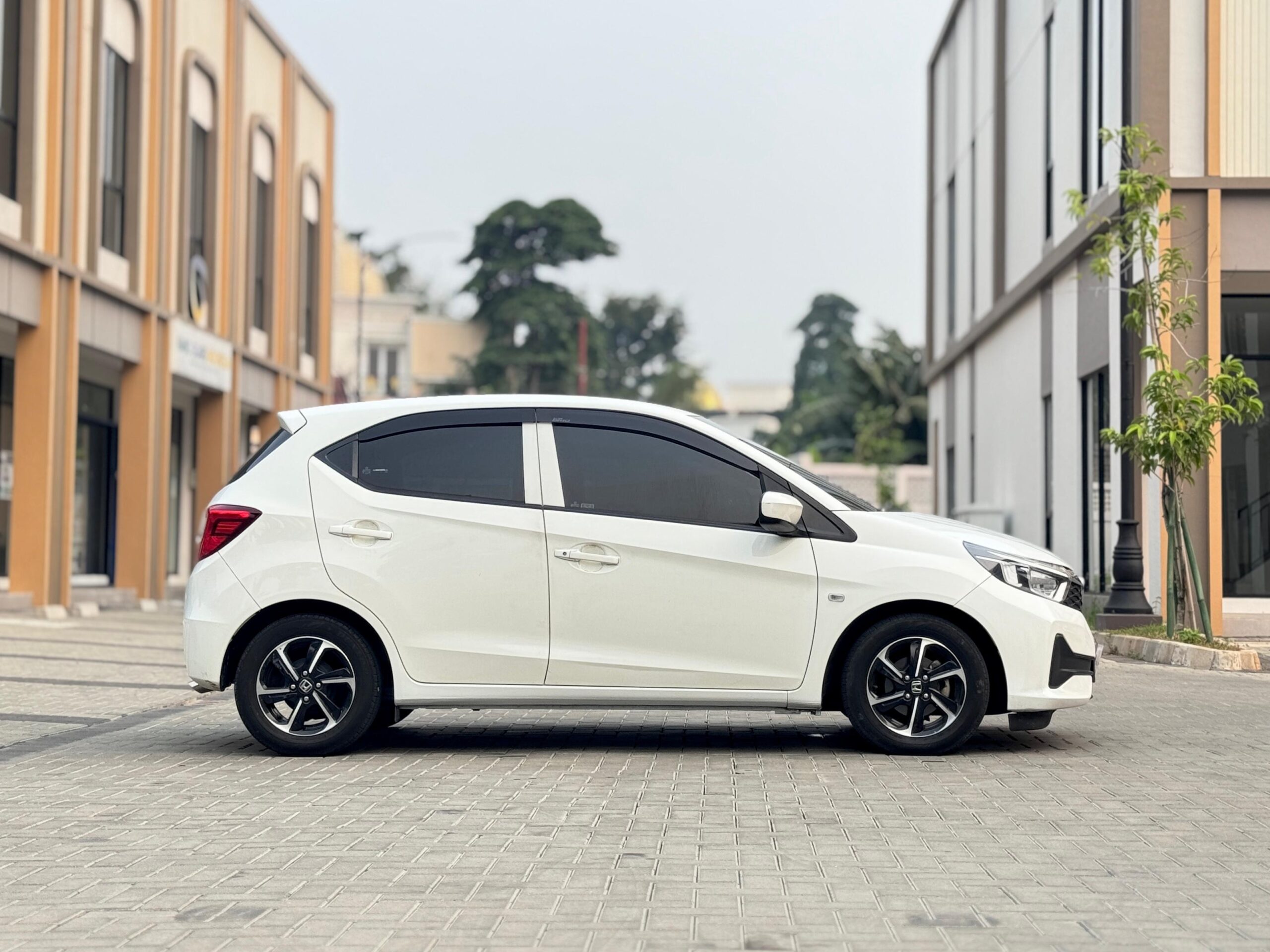 BRIO 1.2 E PUTIH 2023 - Gambar 8