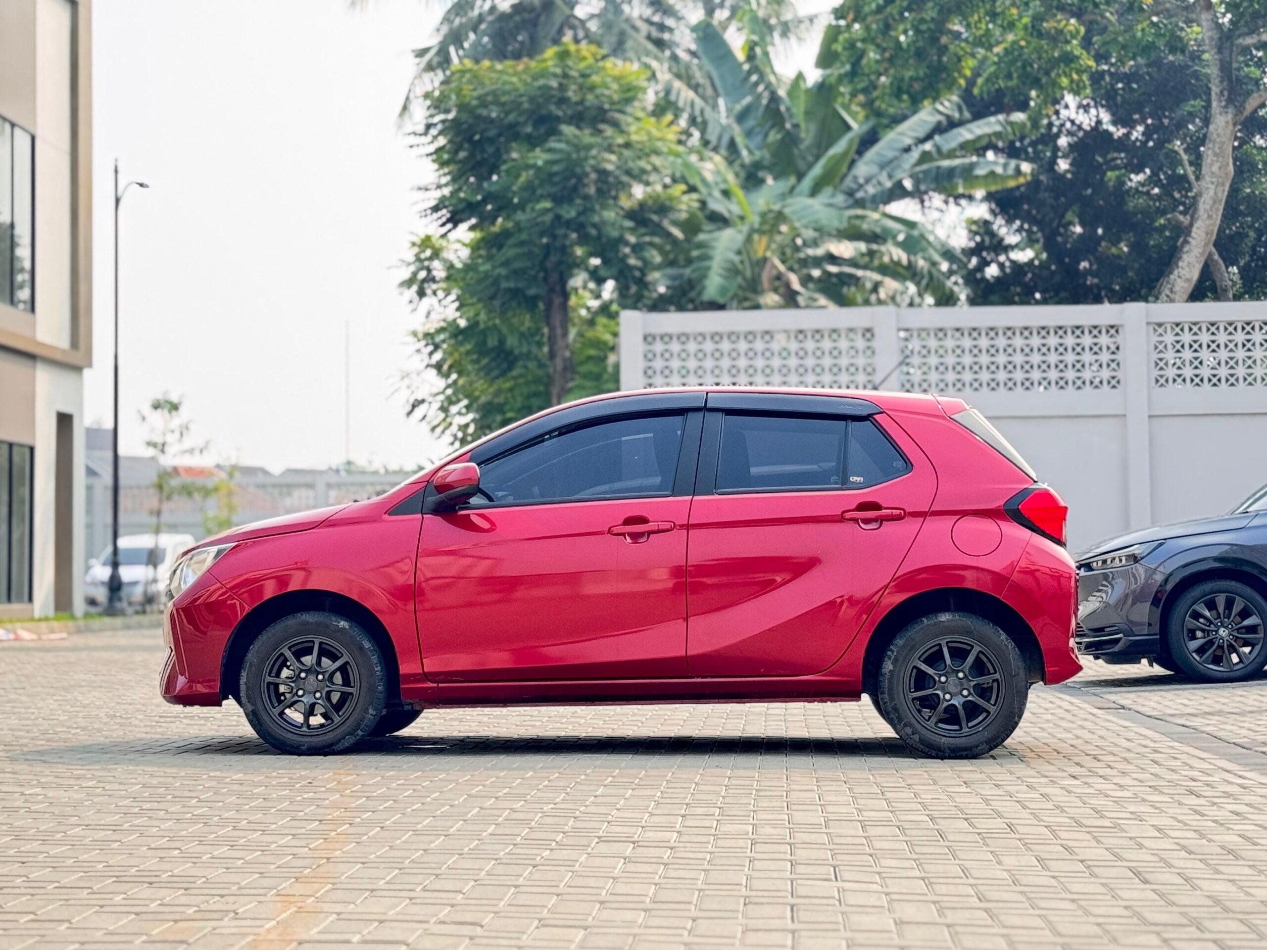 AYLA 1.0 X CVT MERAH 2023 - Gambar 7