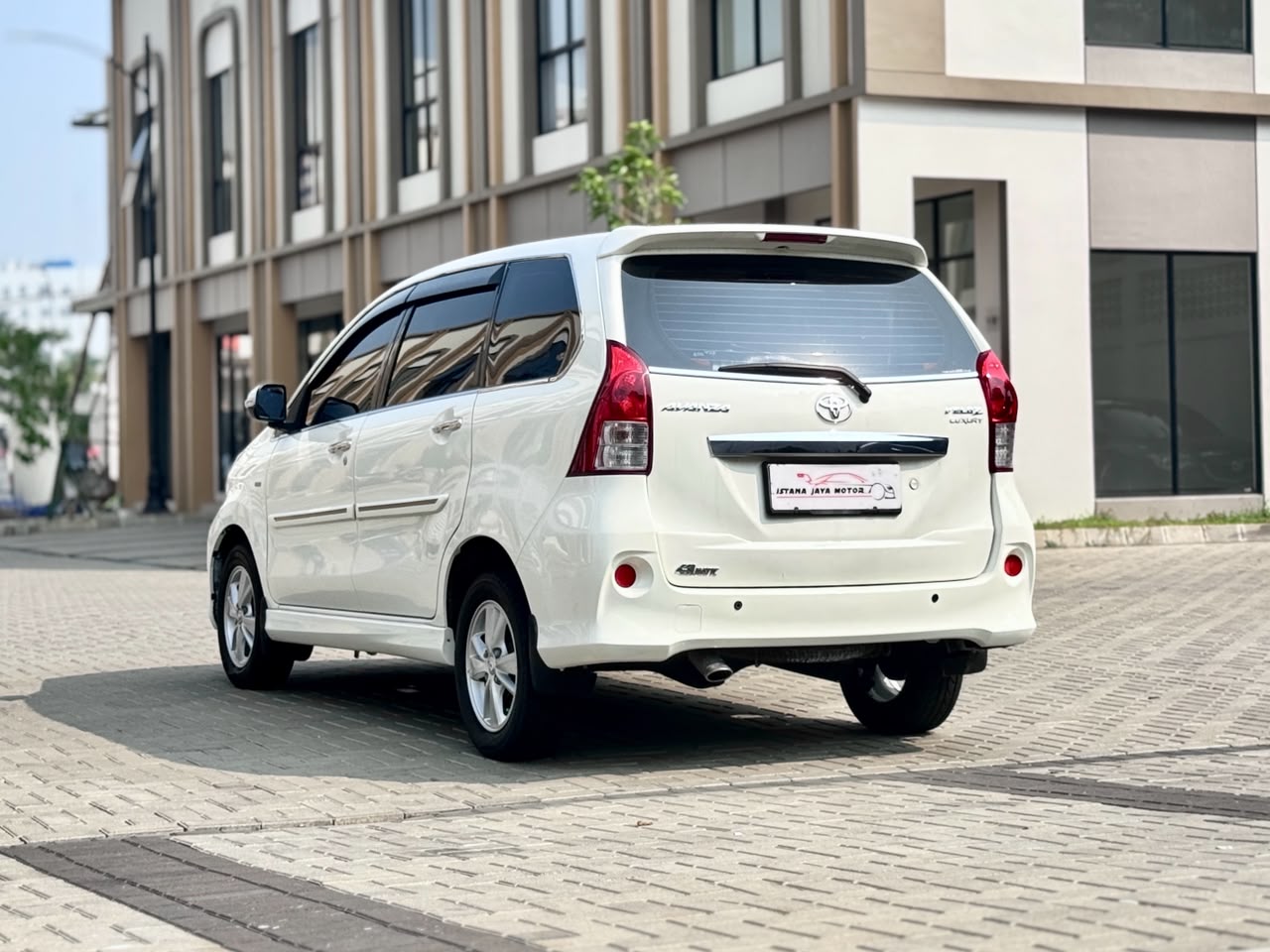 AVANZA VELOZ LUXURY 1.5 AT PUTIH 2015 - Gambar 5