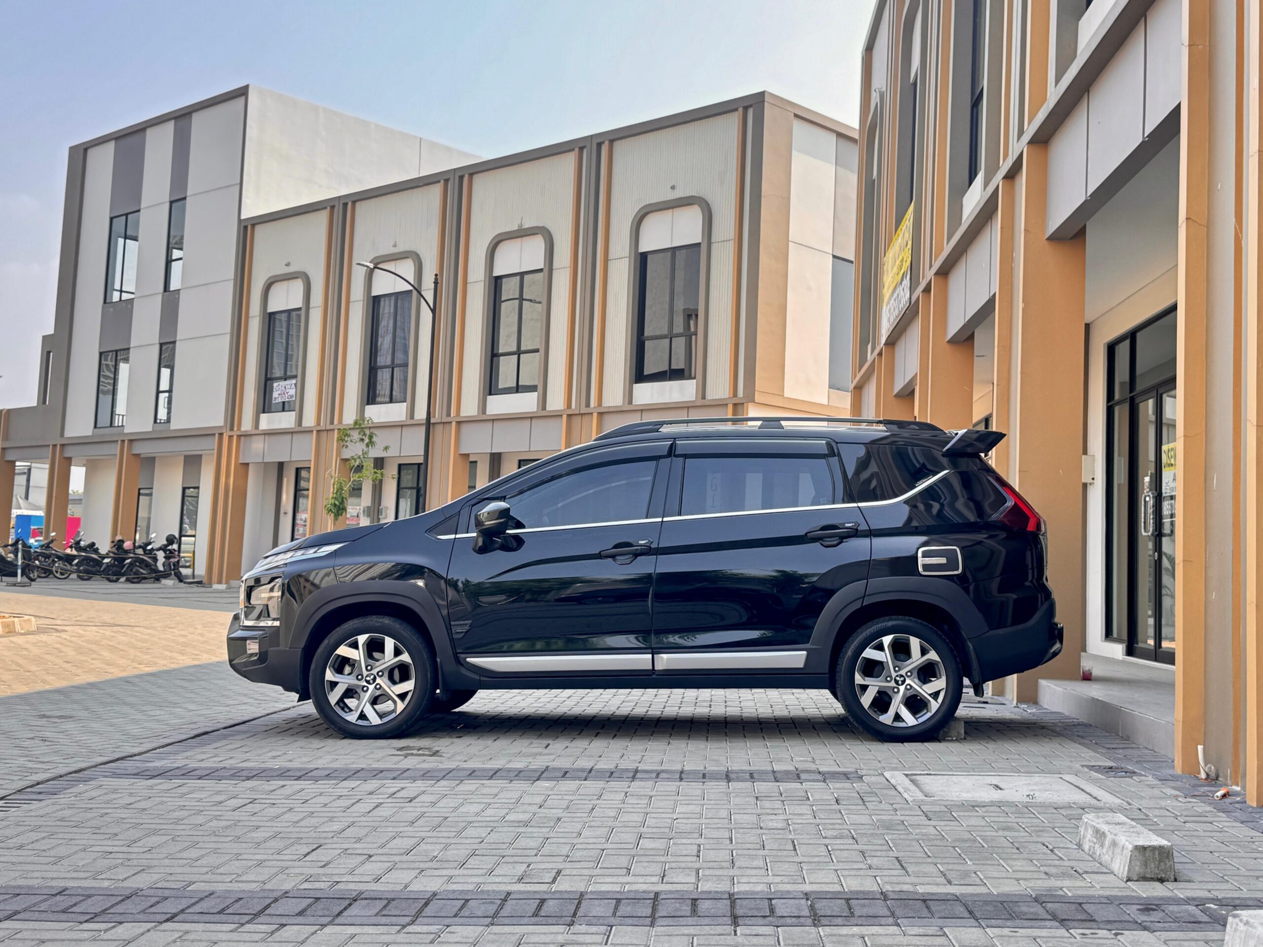 XPANDER CROSS PREMIUM CVT HITAM 2024 - Gambar 7