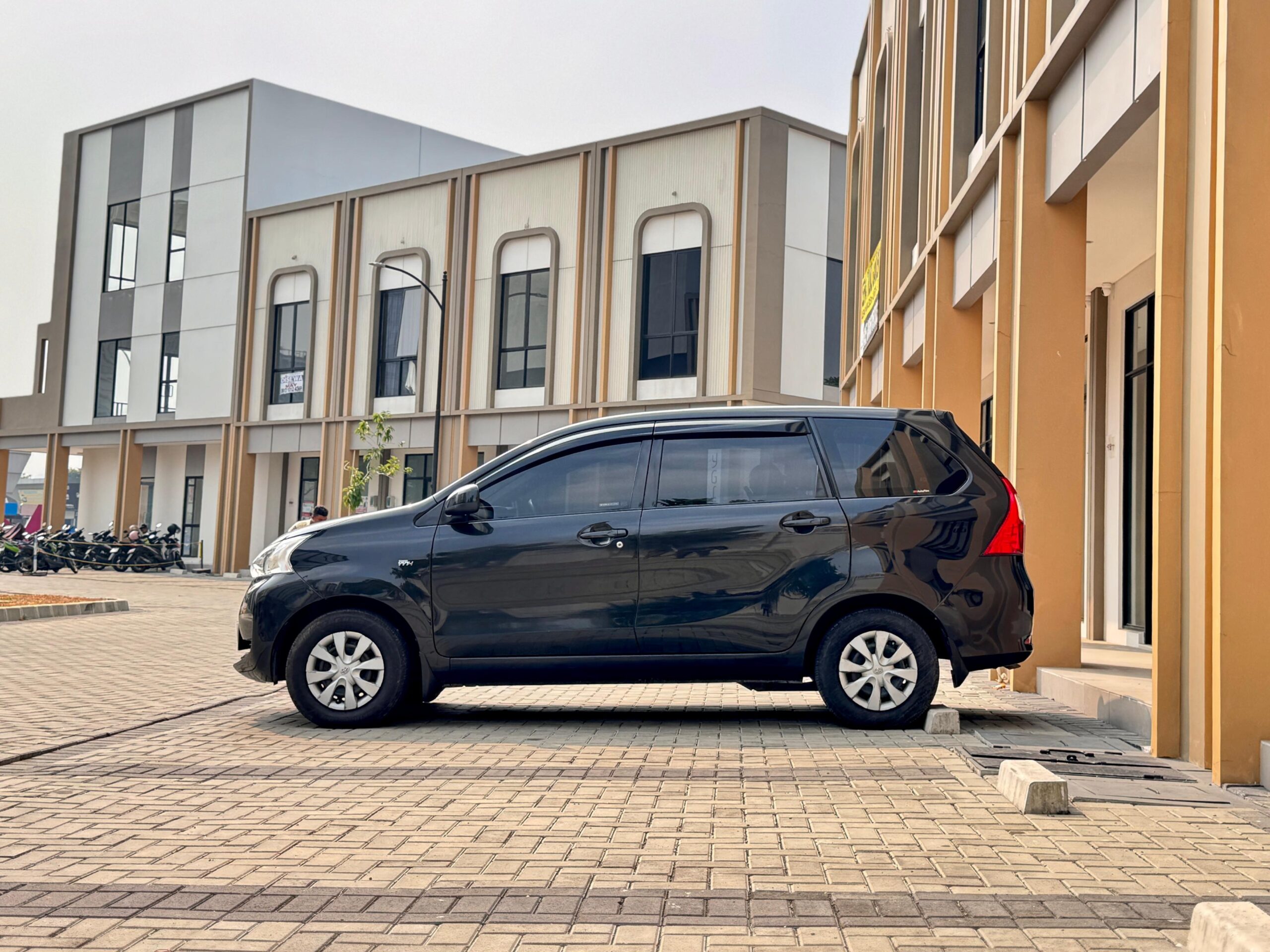 AVANZA 1.3 E AT HITAM 2018 - Gambar 7