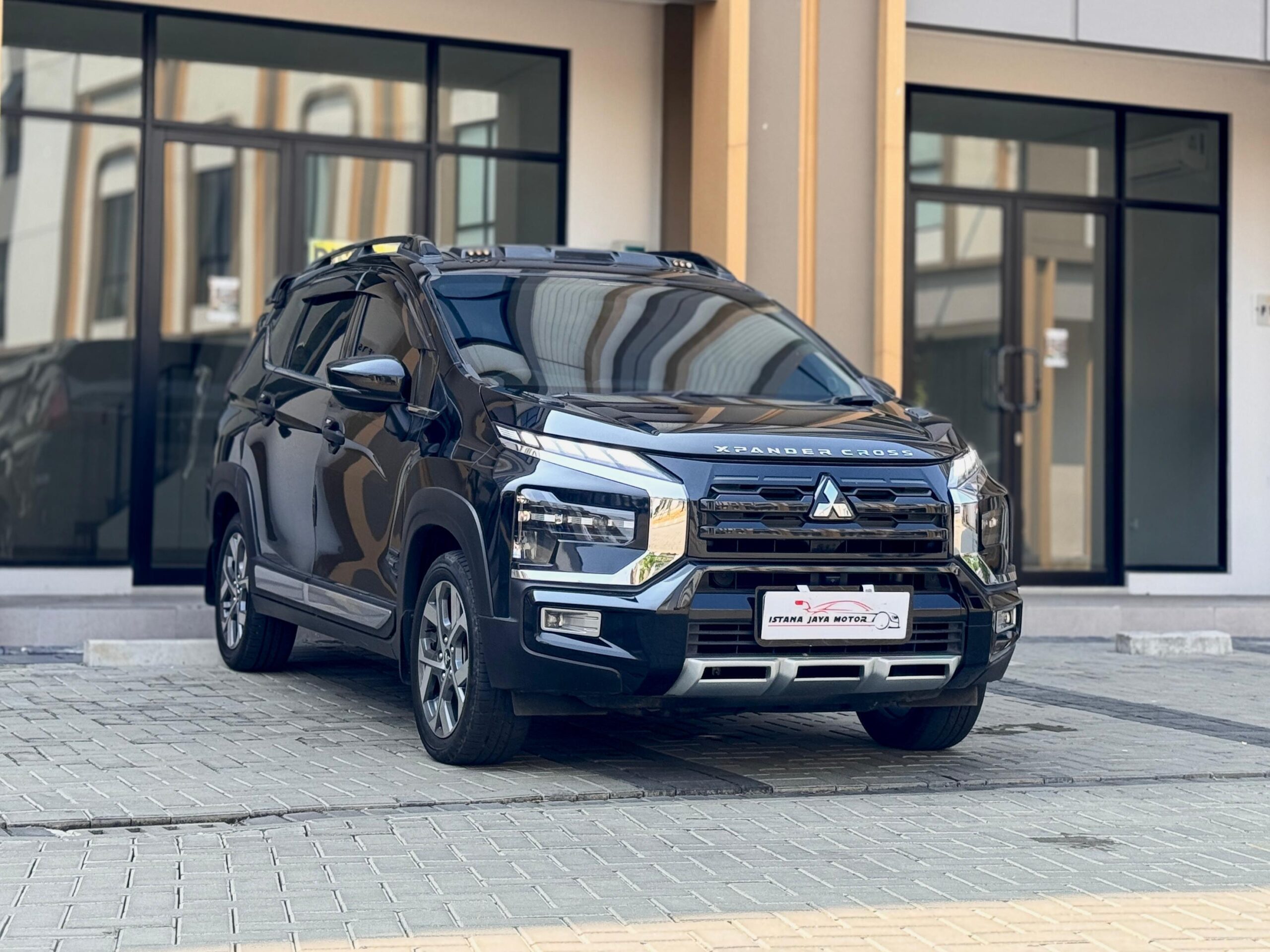 XPANDER CROSS PREMIUM CVT HITAM 2024 - Gambar 4