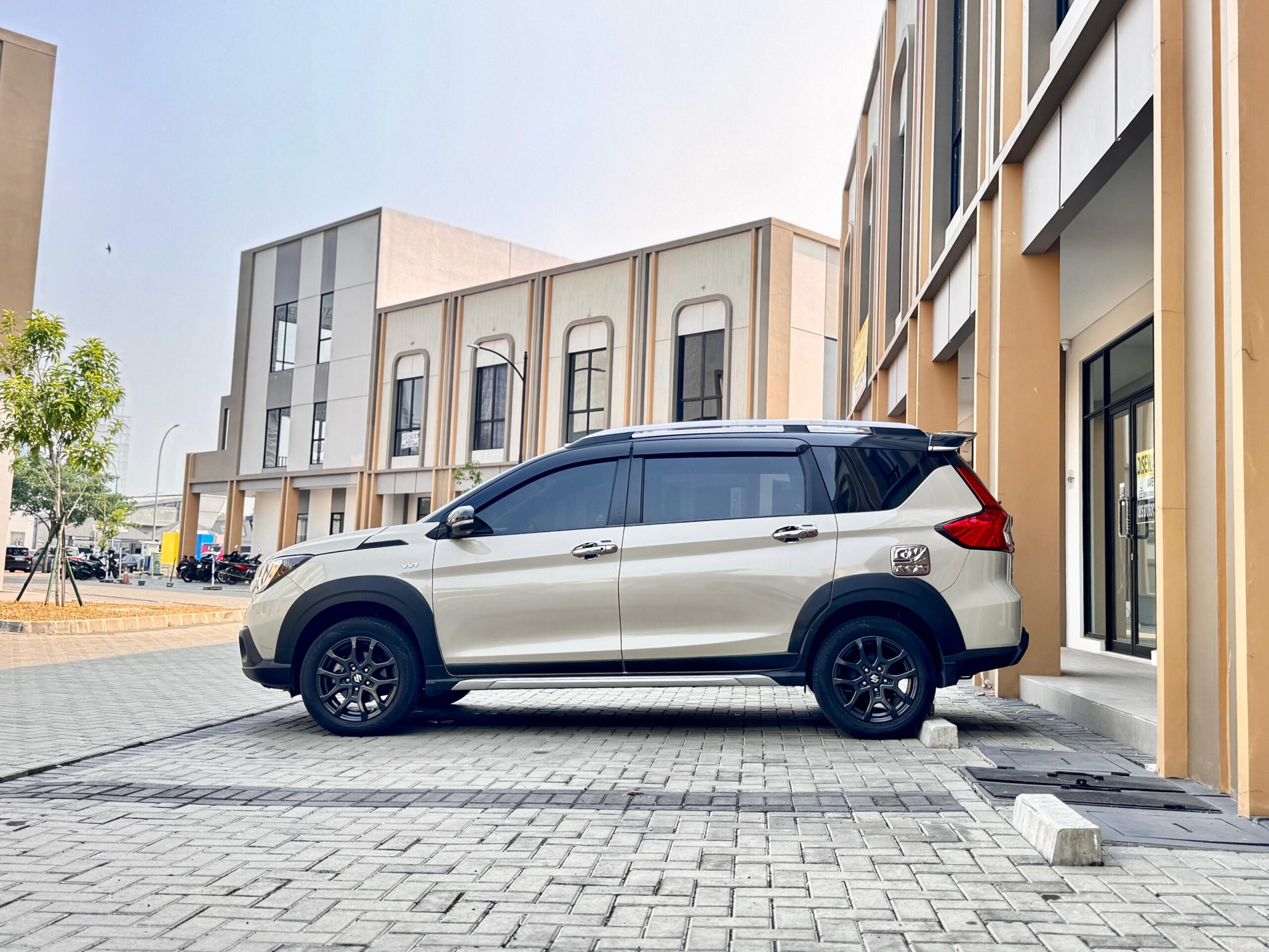 XL7 ALPHA HYBRID AT SANDKHAKI 2023 - Gambar 7