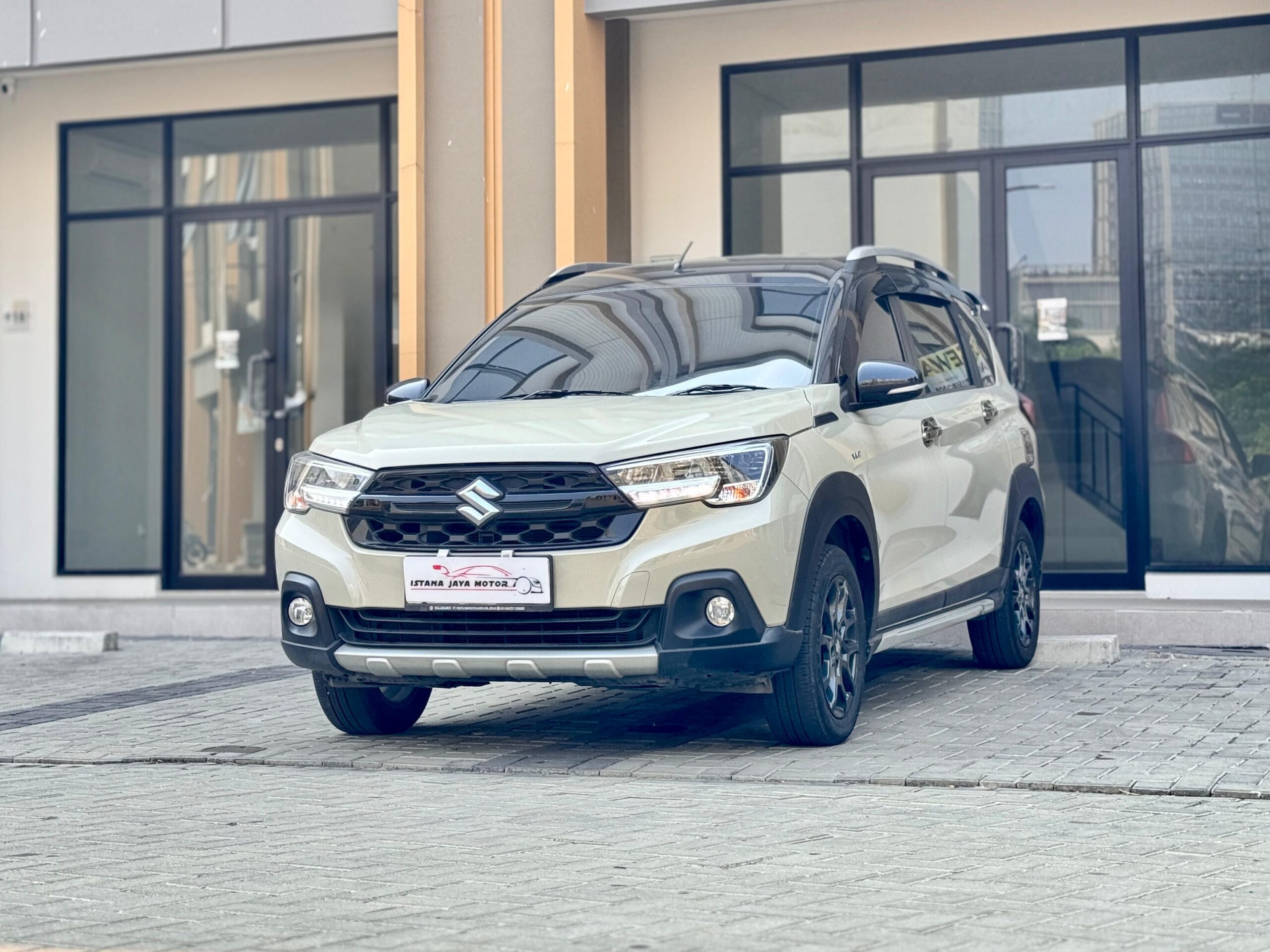 XL7 ALPHA HYBRID AT SANDKHAKI 2023 - Gambar 3