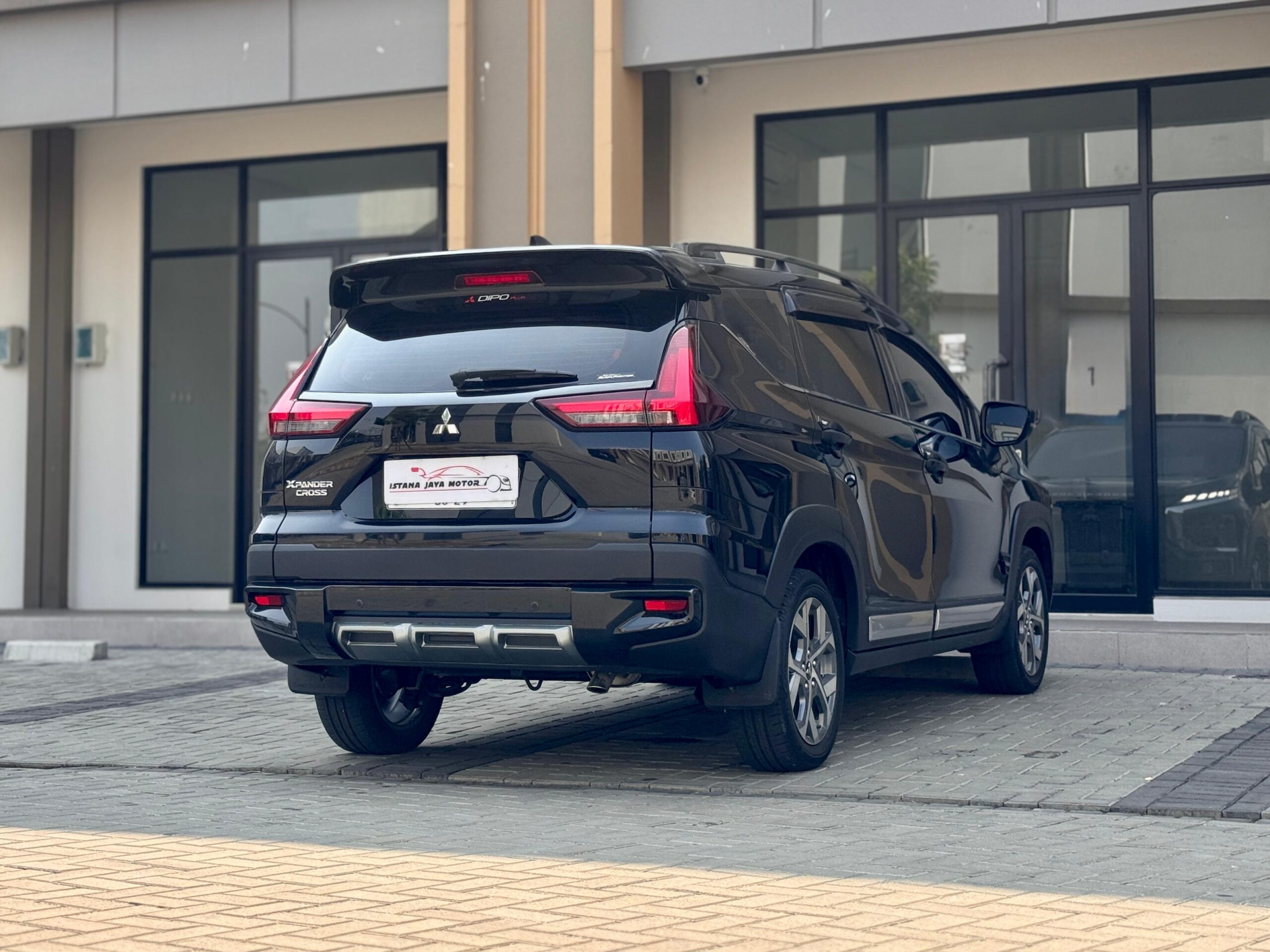 XPANDER CROSS PREMIUM CVT HITAM 2024 - Gambar 5