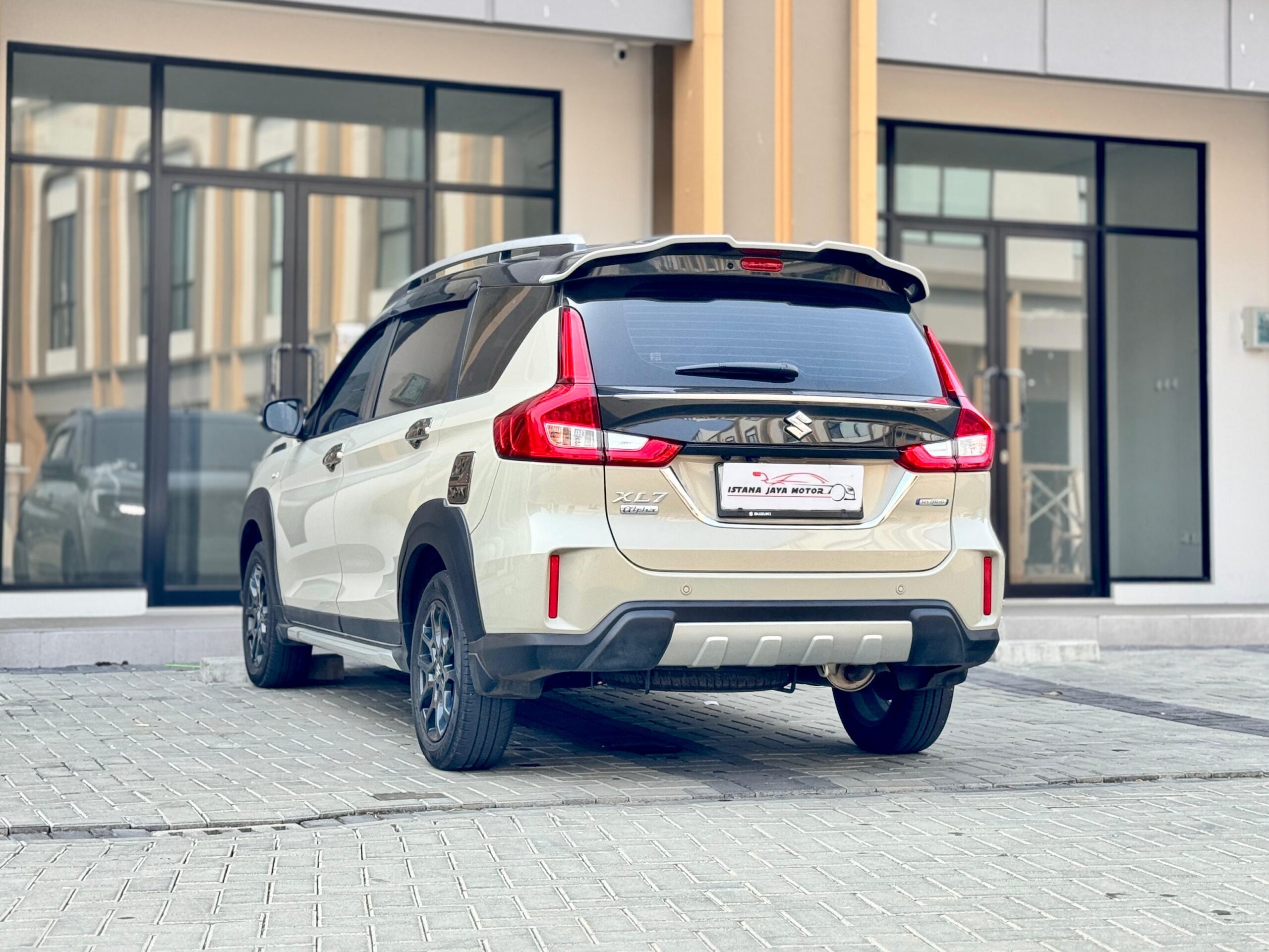 XL7 ALPHA HYBRID AT SANDKHAKI 2023 - Gambar 6