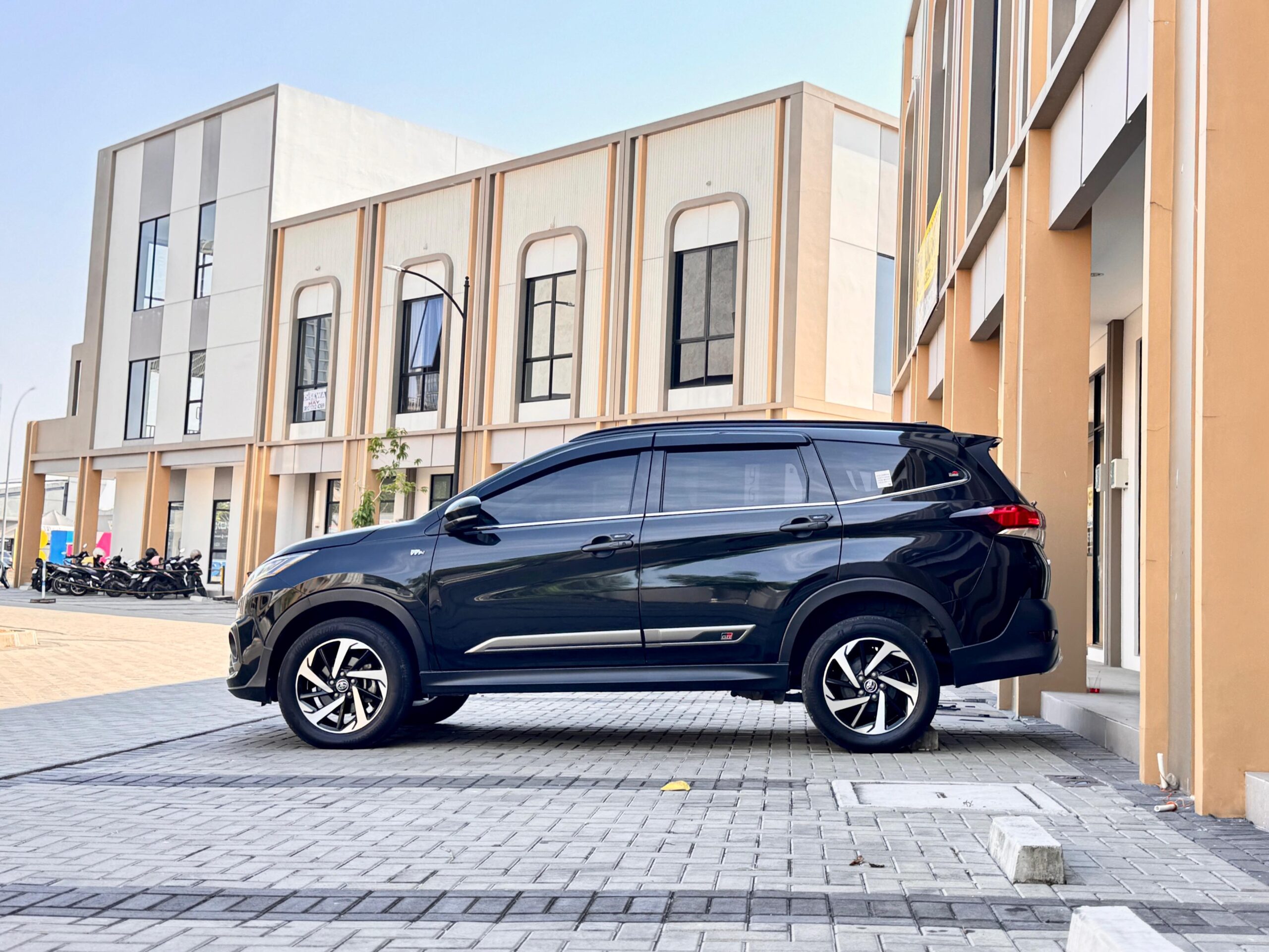 RUSH GR SPORT AT HITAM 2022 - Gambar 7