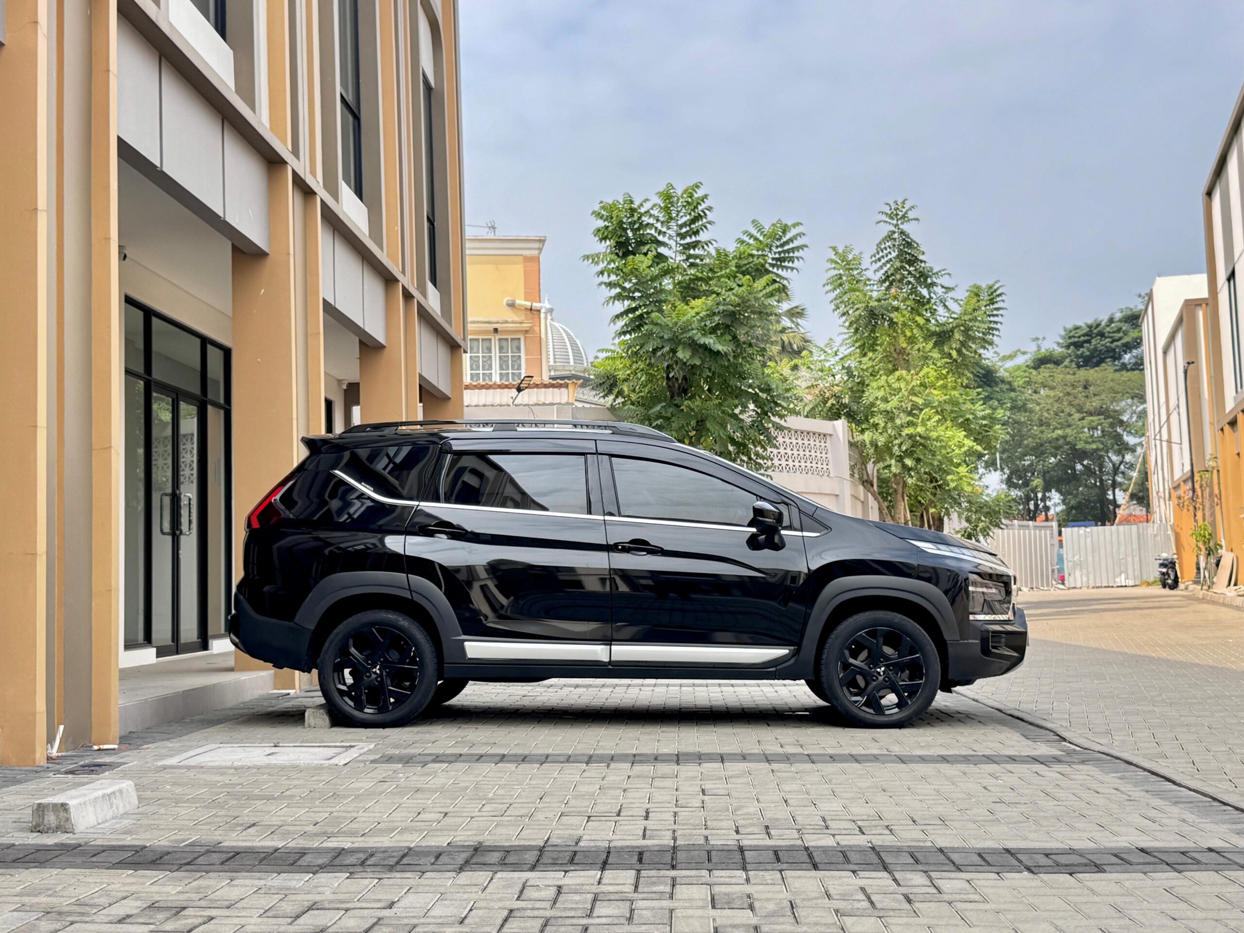 XPANDER CROSS PREMIUM CVT HITAM 2022 - Gambar 8