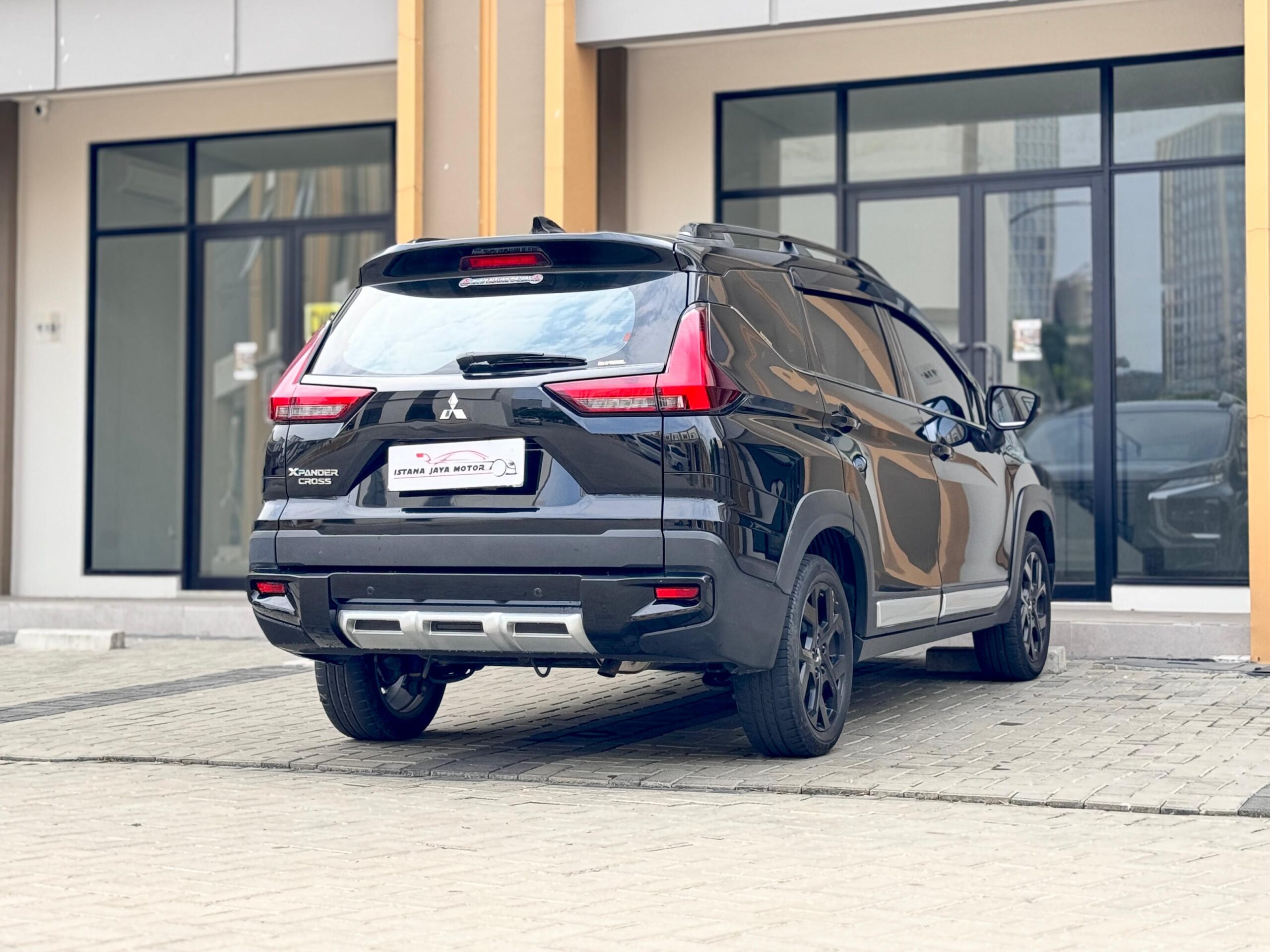 XPANDER CROSS PREMIUM CVT HITAM 2022 - Gambar 6